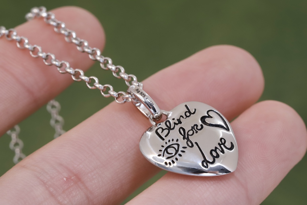 [TOP] GUCCI Heart Necklace - Sliver