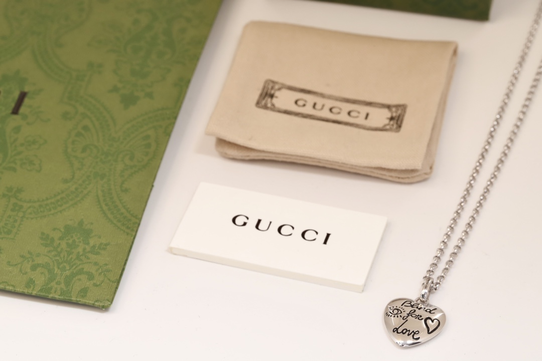[TOP] GUCCI Heart Necklace - Sliver