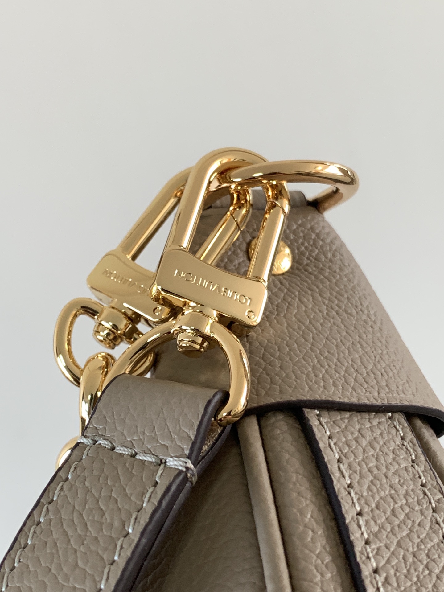 [TOP] Louis Vuitton LV Loop Hobo Bag Monogram Empreinte Calfskin 38x26x10cm- Gray