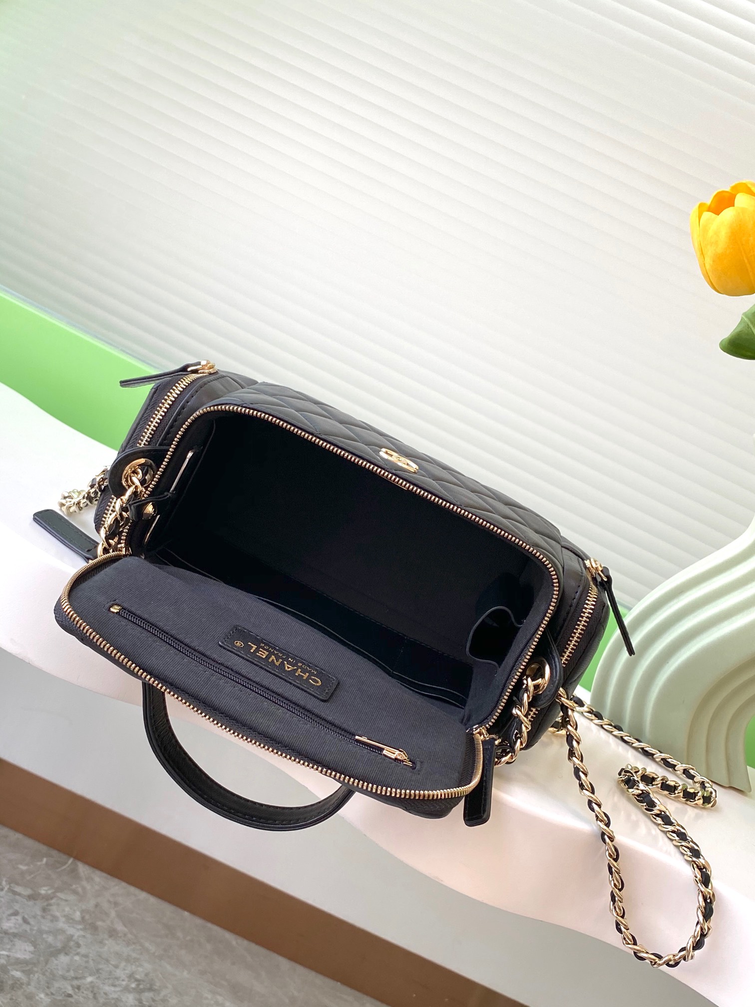 [TOP] CHANEL 24K Chain Camera Bag 12×23×10cm - Black