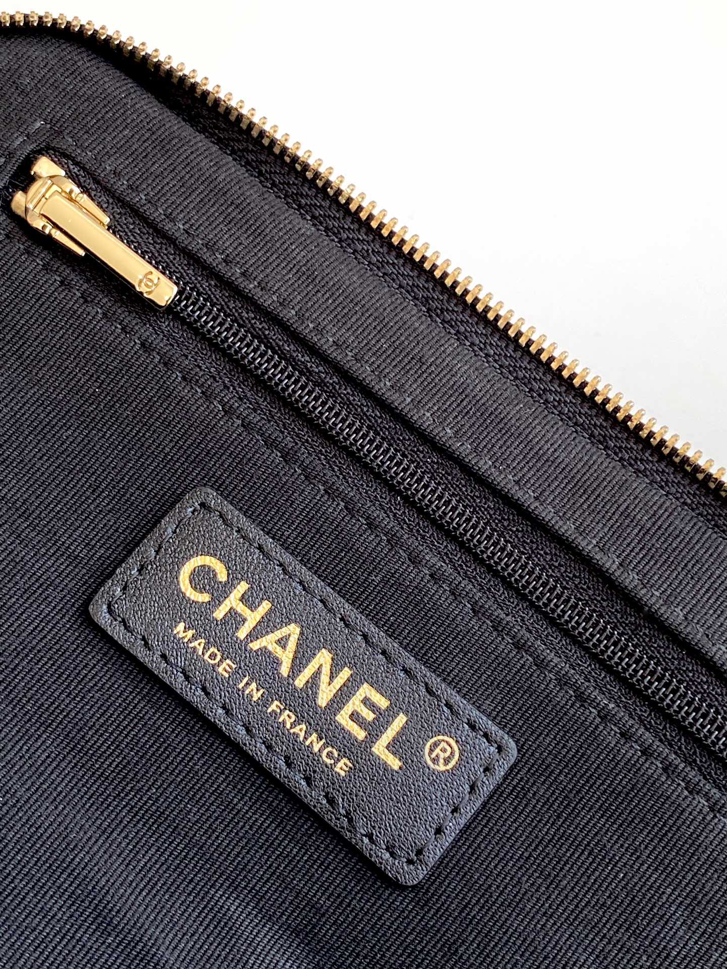 [TOP] CHANEL 24K Chain Camera Bag 12×23×10cm - Black