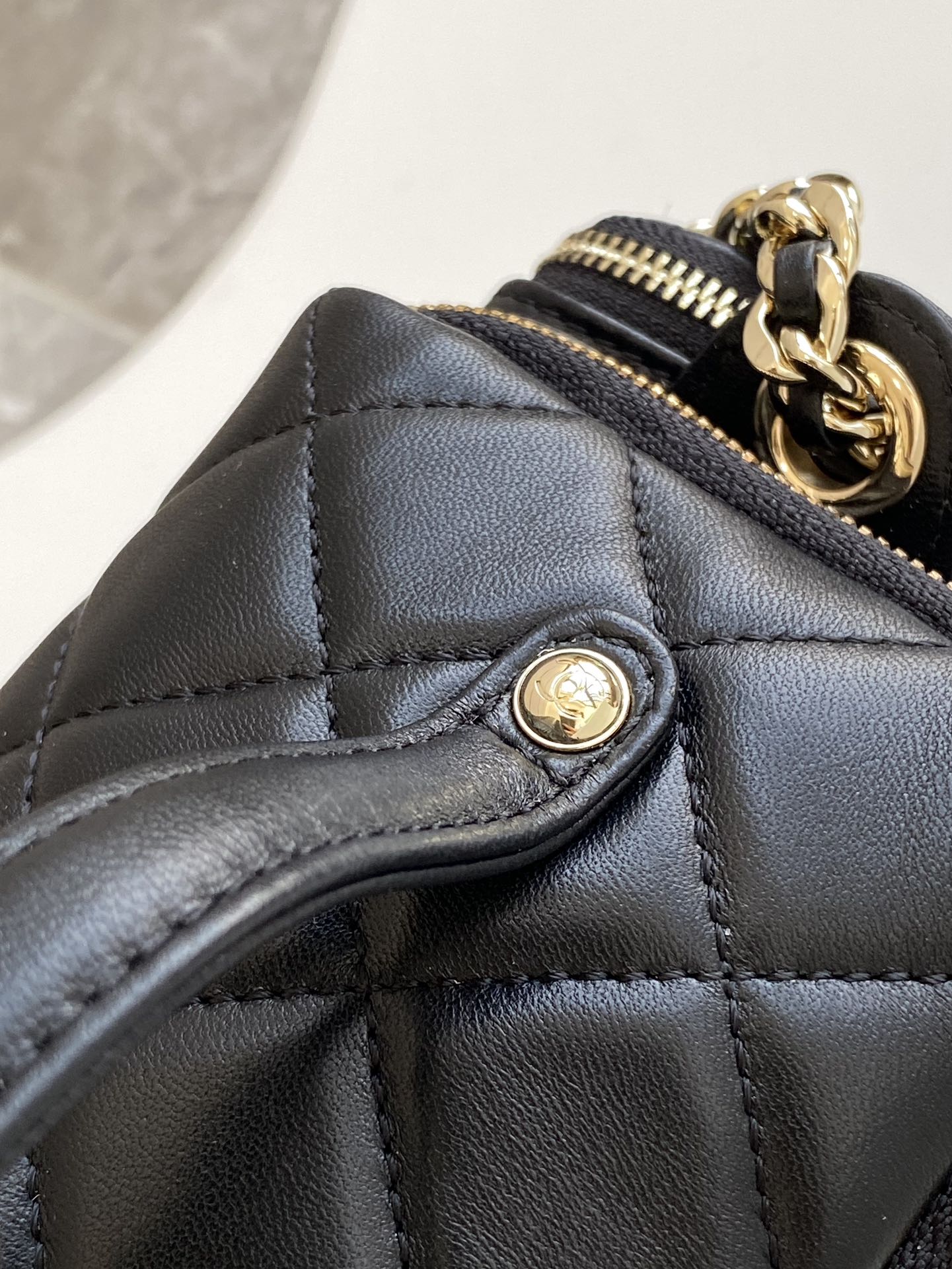 [TOP] CHANEL 24K Chain Camera Bag 12×23×10cm - Black