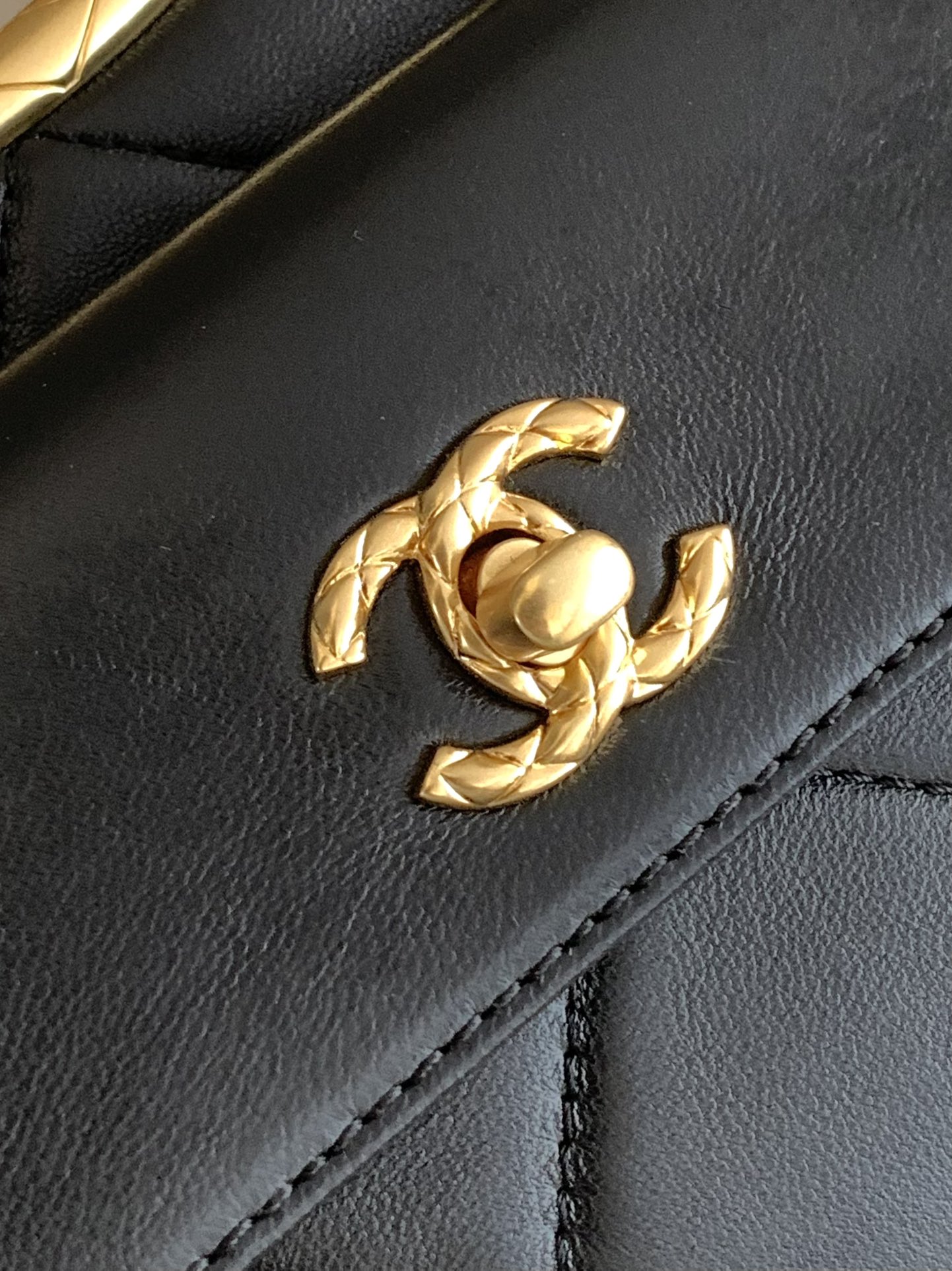 [TOP] CHANEL 24B Handbag 19*25*3cm - Black