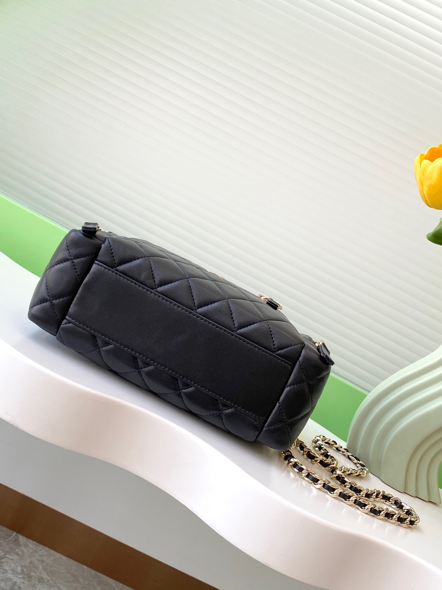 [TOP] CHANEL 24K Chain Camera Bag 12×23×10cm - Black