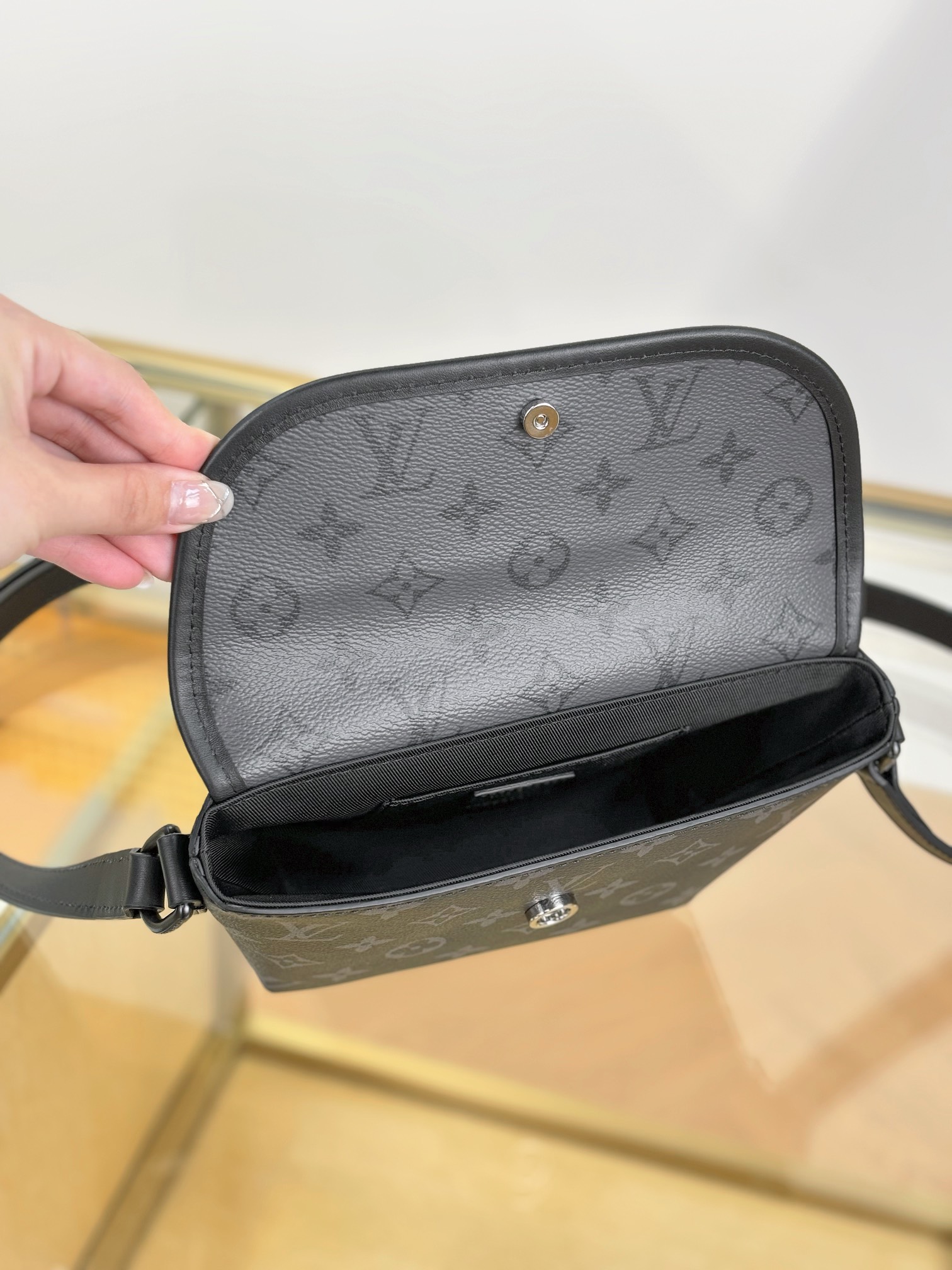 [TOP] Louis Vuitton LV Pulse Monogram Bag Mini 22x16x5cm - Black/Gray