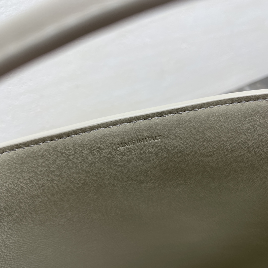 [TOP] CELINE Louise Bucket Bag 16x19x12cm - White