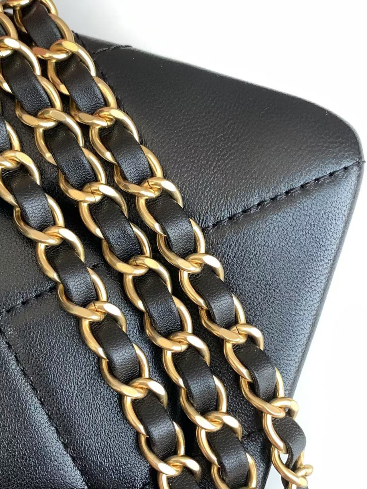 [TOP] CHANEL 24B Handbag 19*25*3cm - Black