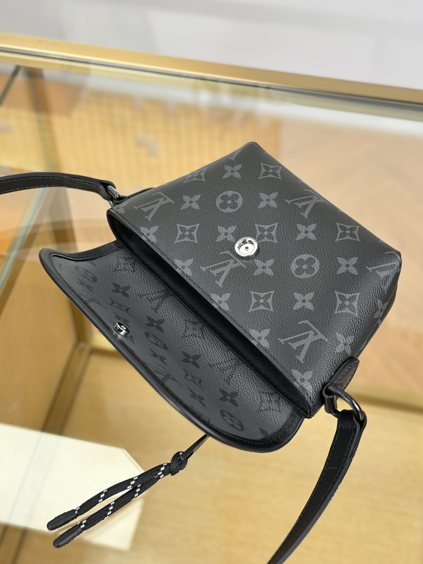 [TOP] Louis Vuitton LV Pulse Monogram Bag Mini 22x16x5cm - Black/Gray