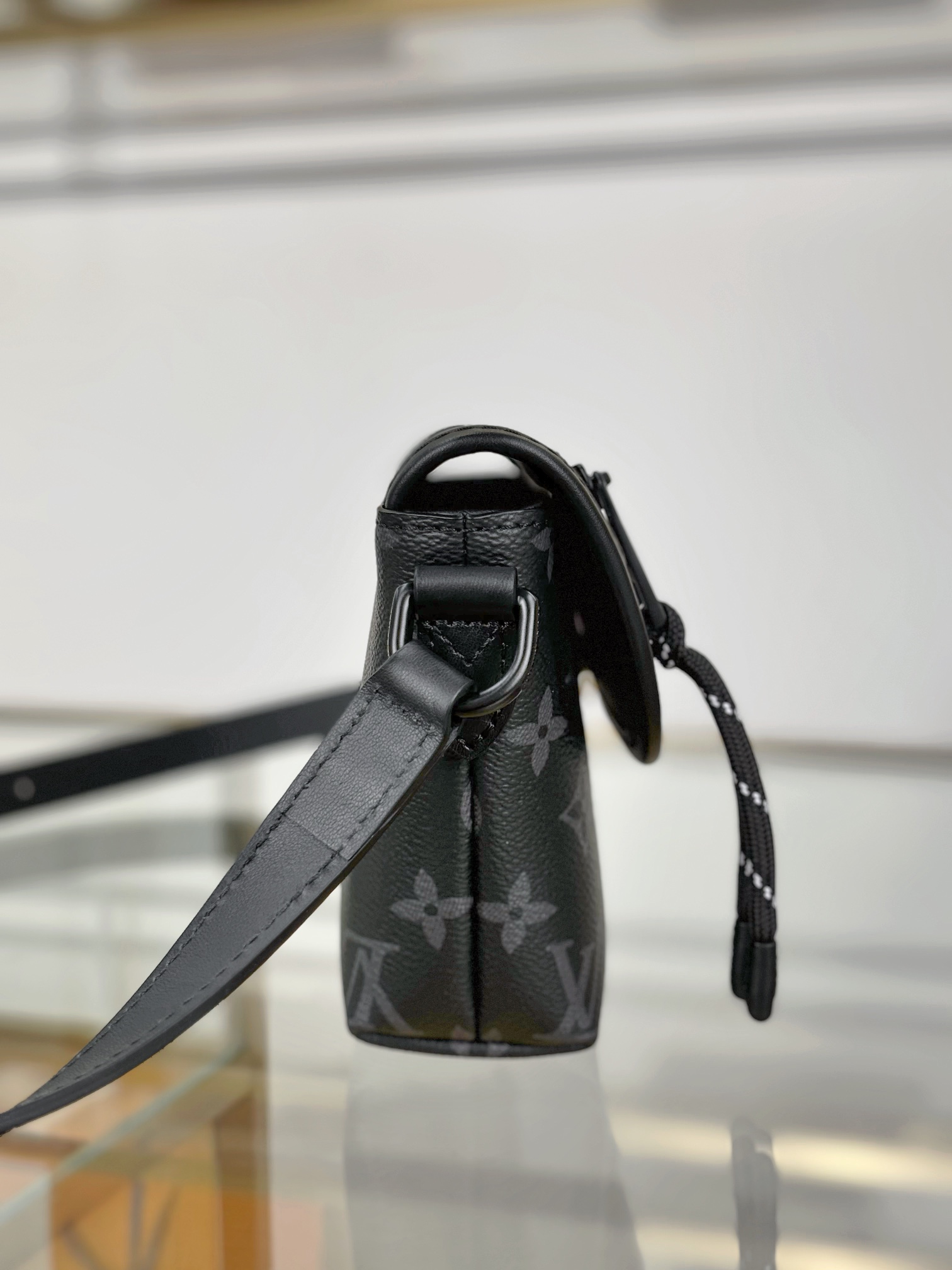 [TOP] Louis Vuitton LV Pulse Monogram Bag Mini 22x16x5cm - Black/Gray