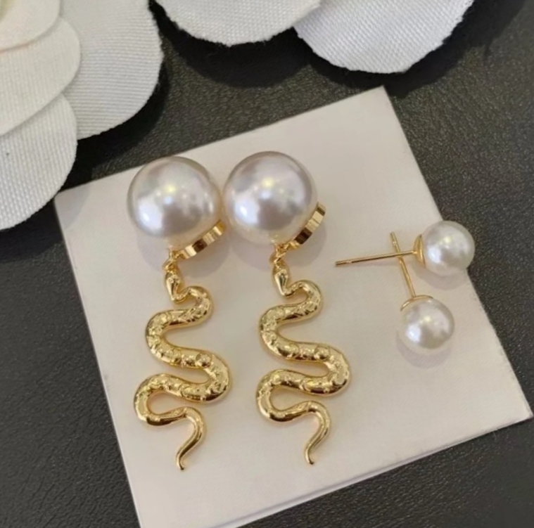 [TOP] Christian Dior Earrings - Gold