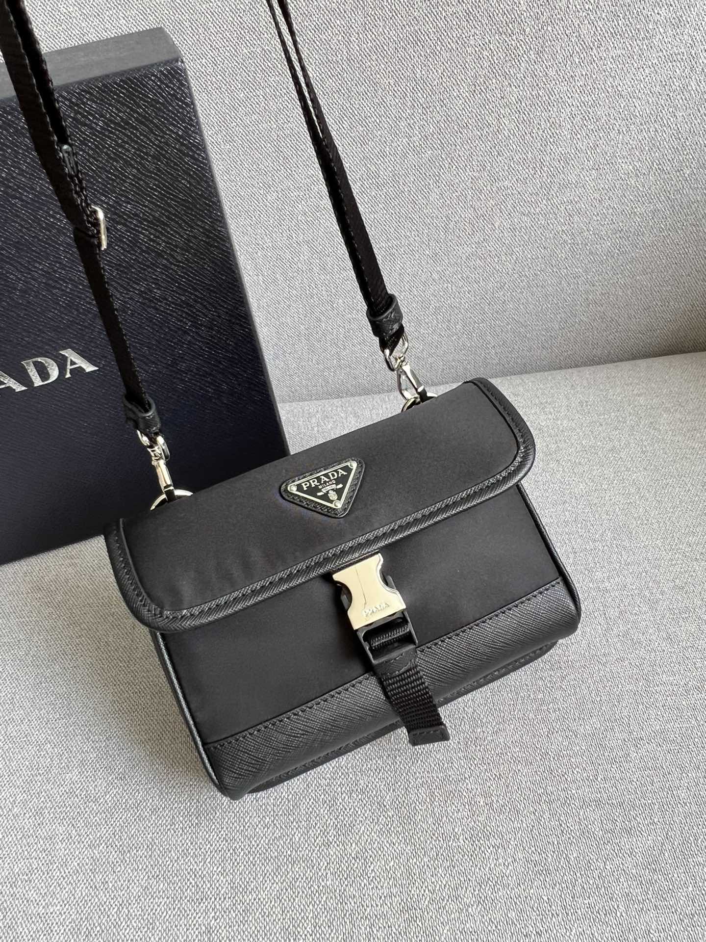 [TOP] PRADA Mobile Phone Bag Cowhide 18*12.5*2 - Black