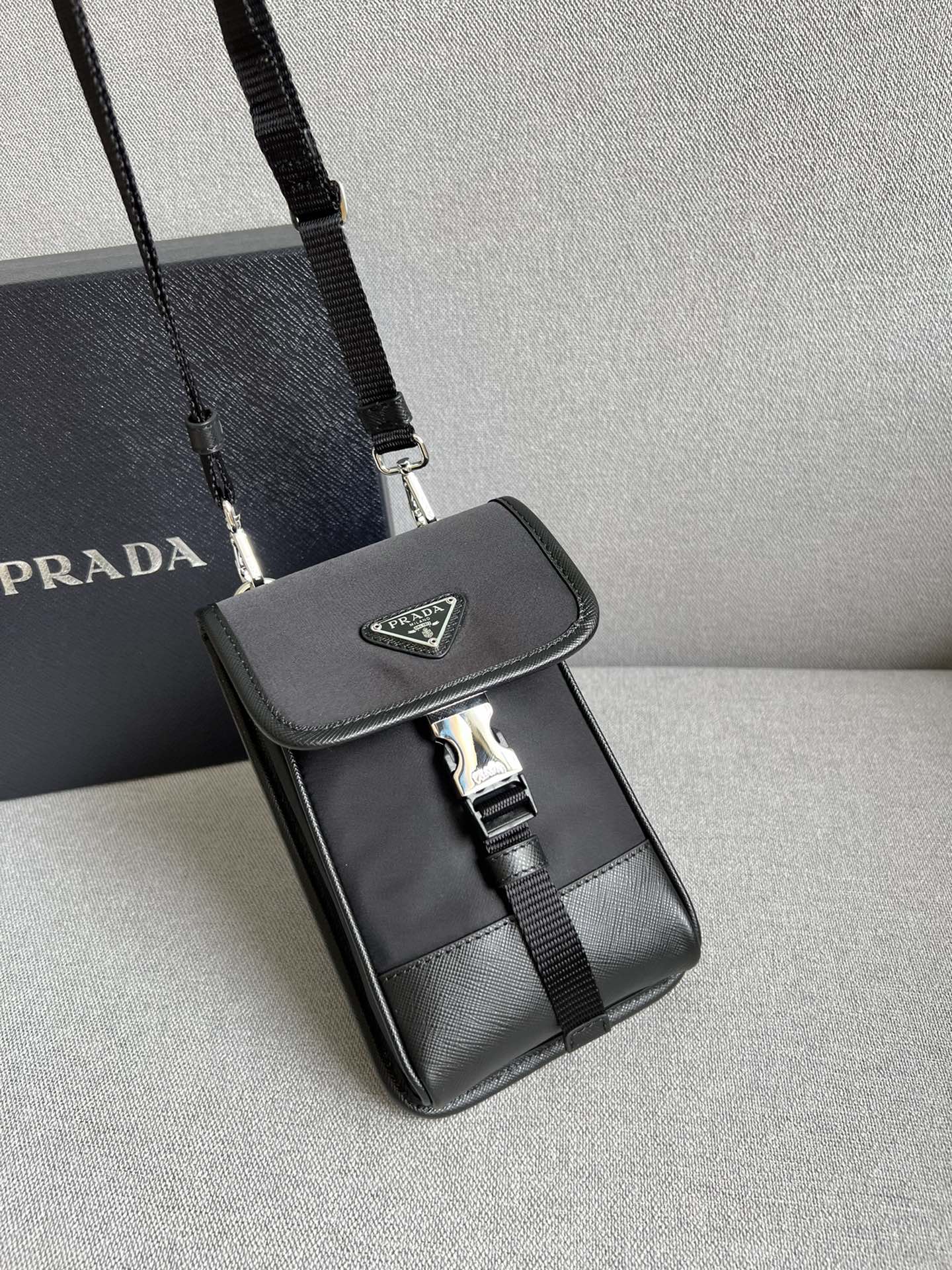 [TOP] PRADA Mobile Phone Bag Cowhide 12*18cm - Black