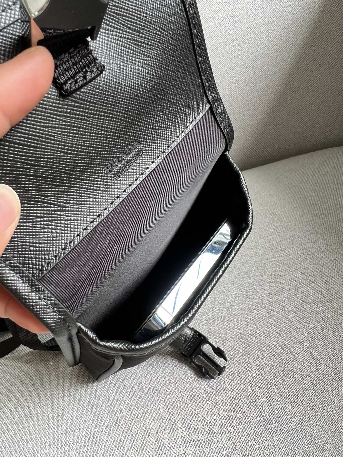 [TOP] PRADA Mobile Phone Bag Cowhide 12*18cm - Black