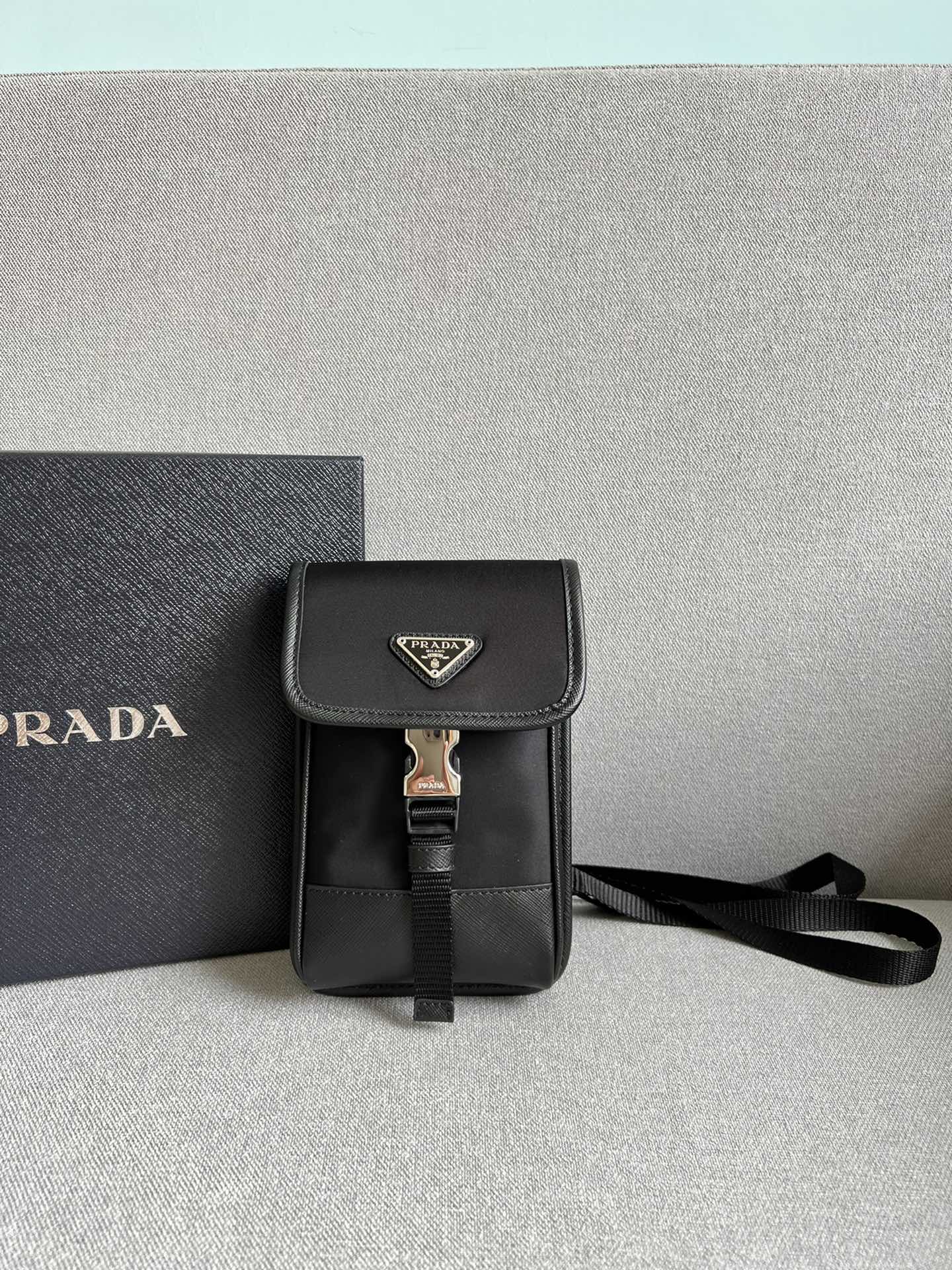 [TOP] PRADA Mobile Phone Bag Cowhide 12*18cm - Black