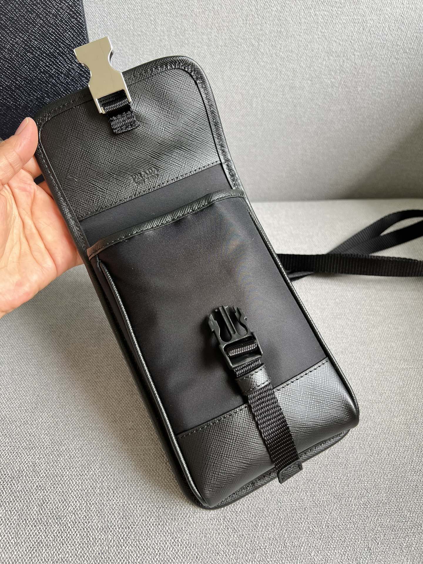 [TOP] PRADA Mobile Phone Bag Cowhide 12*18cm - Black