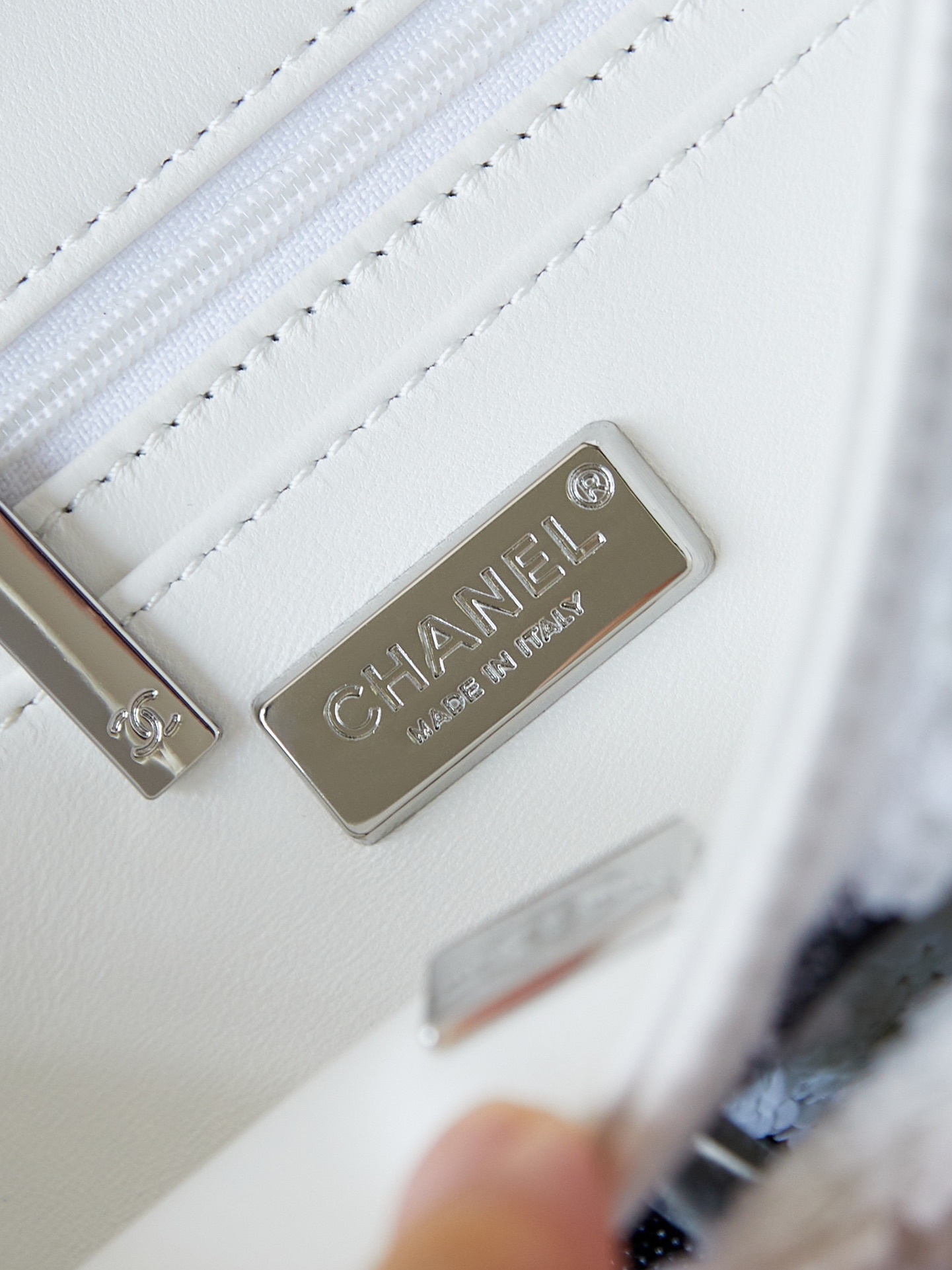 [TOP] CHANEL 24B Bow Black And White Sequins 14*21*7cm - White