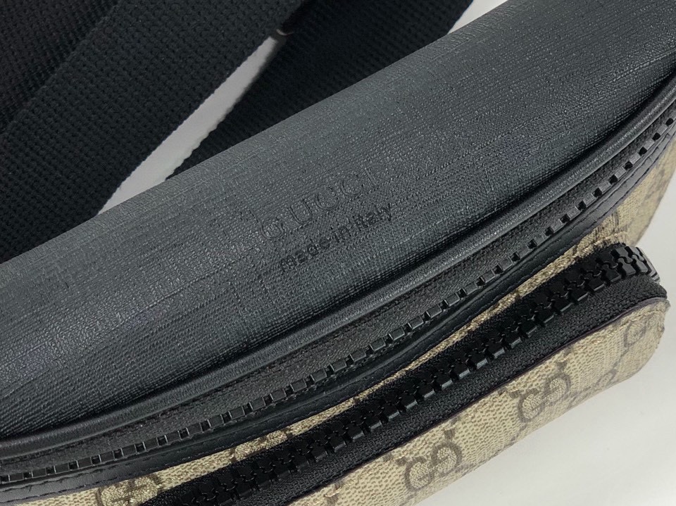 [TOP] GUCCI Embossed Belt Bag 23x11.4x7.6cm - Black