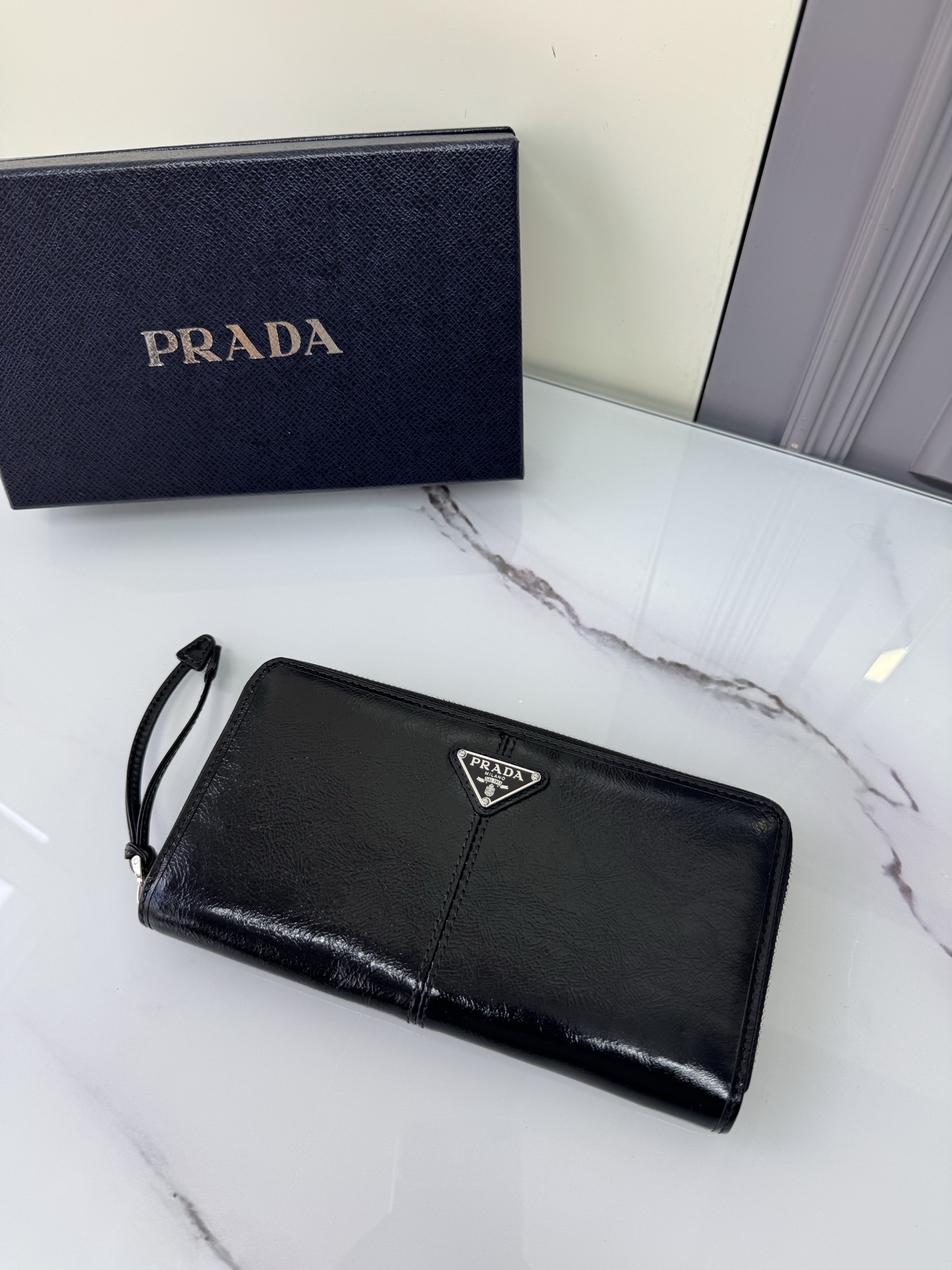 [TOP] PRADA Oil Waxed Cowhide Wallet 20cm×10.3cm - Black