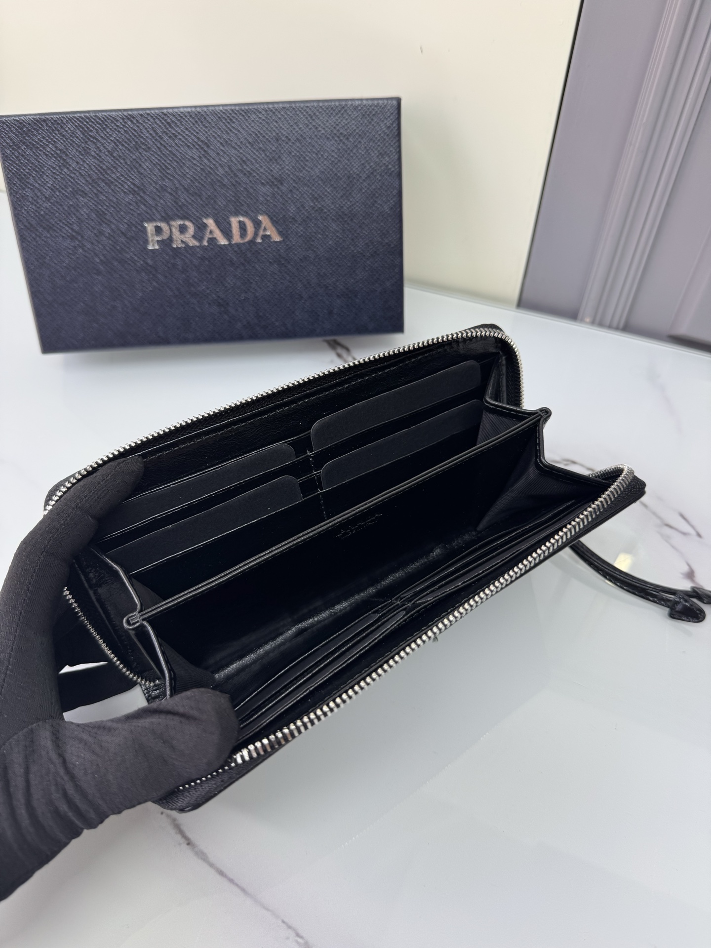 [TOP] PRADA Oil Waxed Cowhide Wallet 20cm×10.3cm - Black