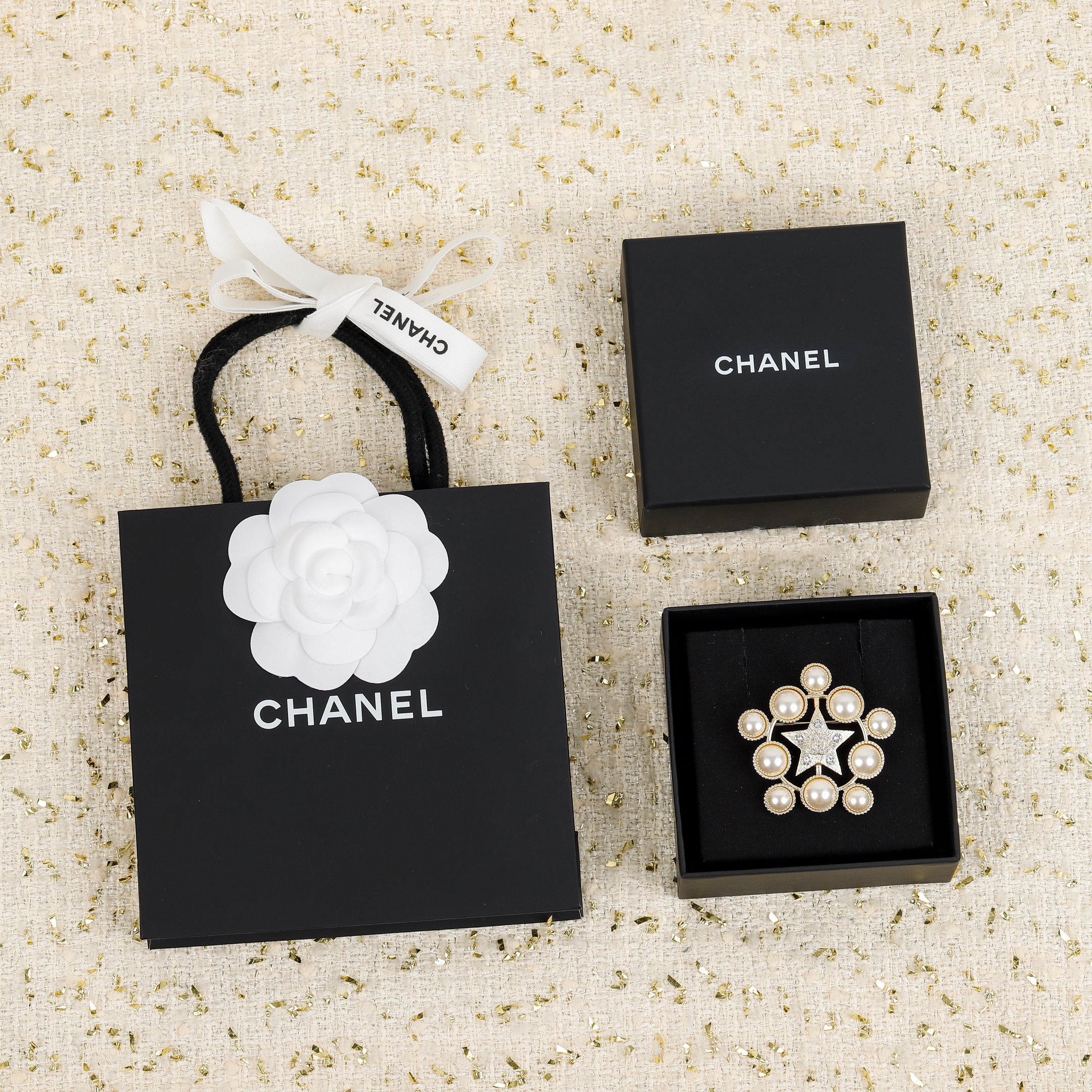 [TOP] CHANEL Pearl Brooch - Gold