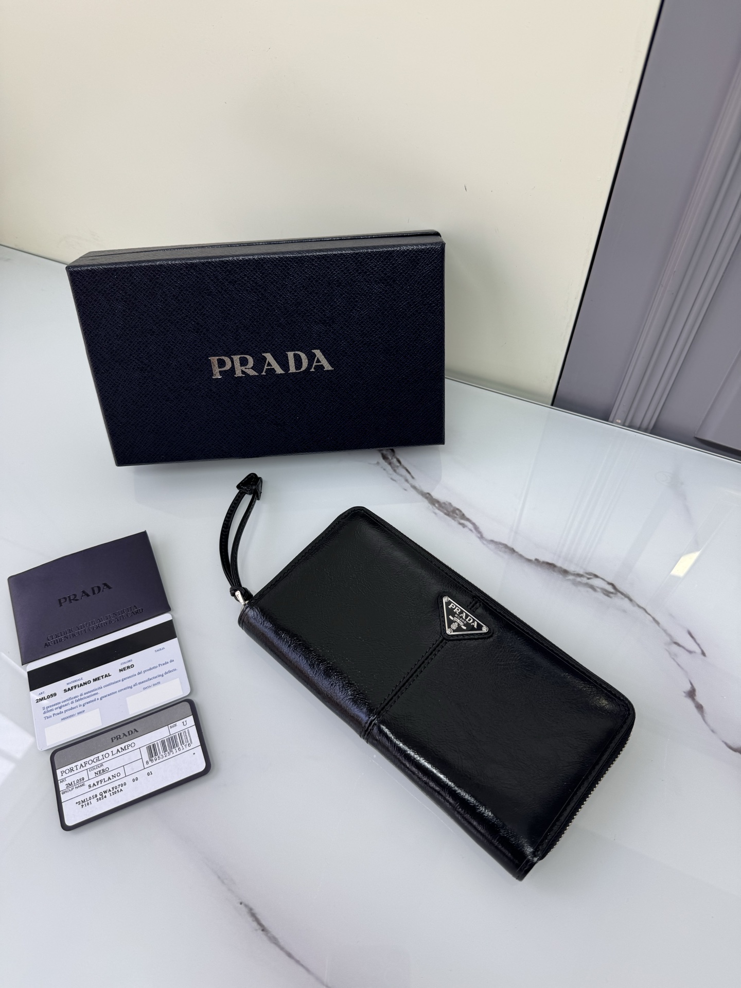 [TOP] PRADA Oil Waxed Cowhide Wallet 20cm×10.3cm - Black