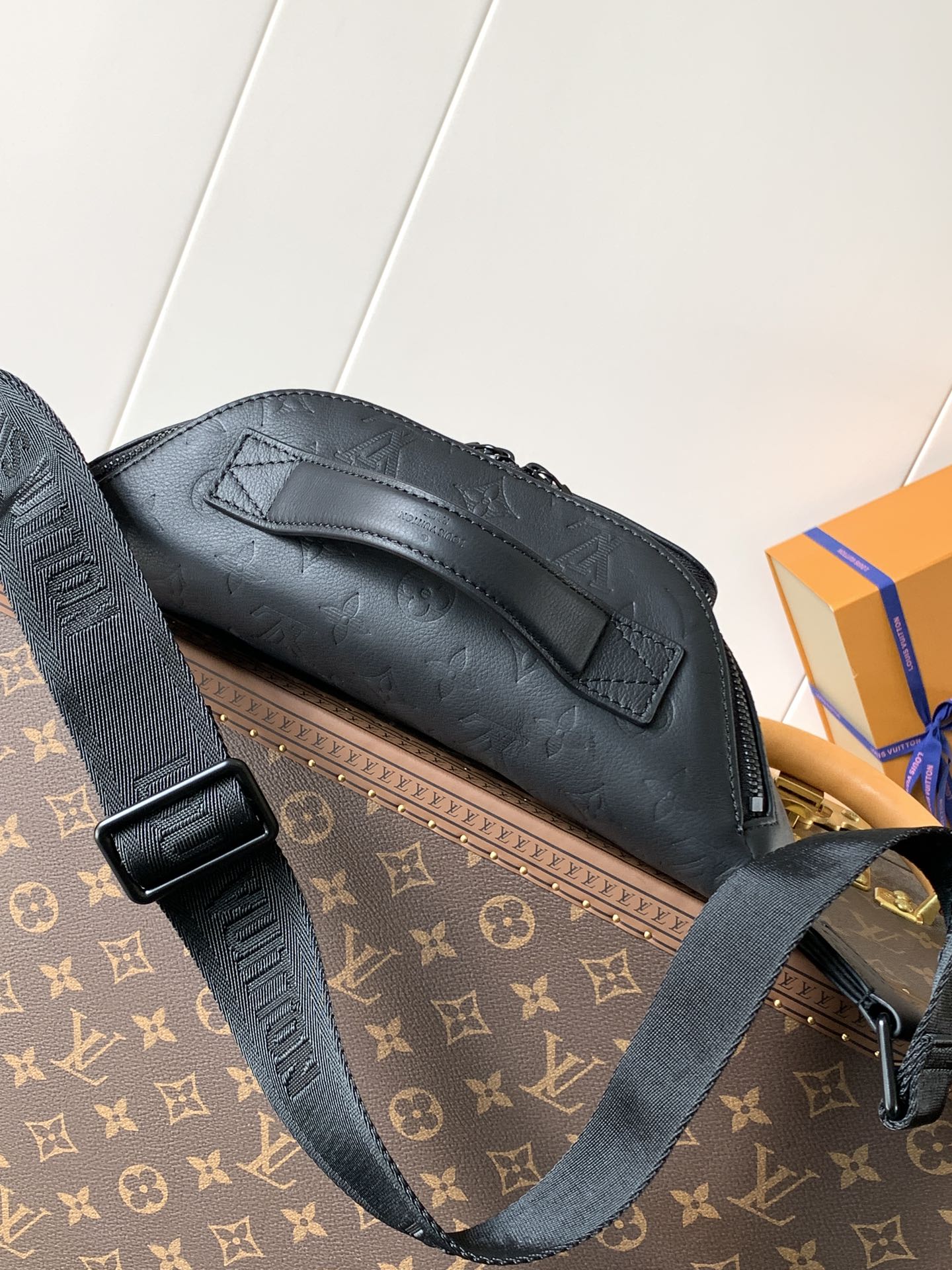 [TOP] Louis Vuitton LV Monogram Shadow Rush Bag Calfskin 30x15x8cm - Black
