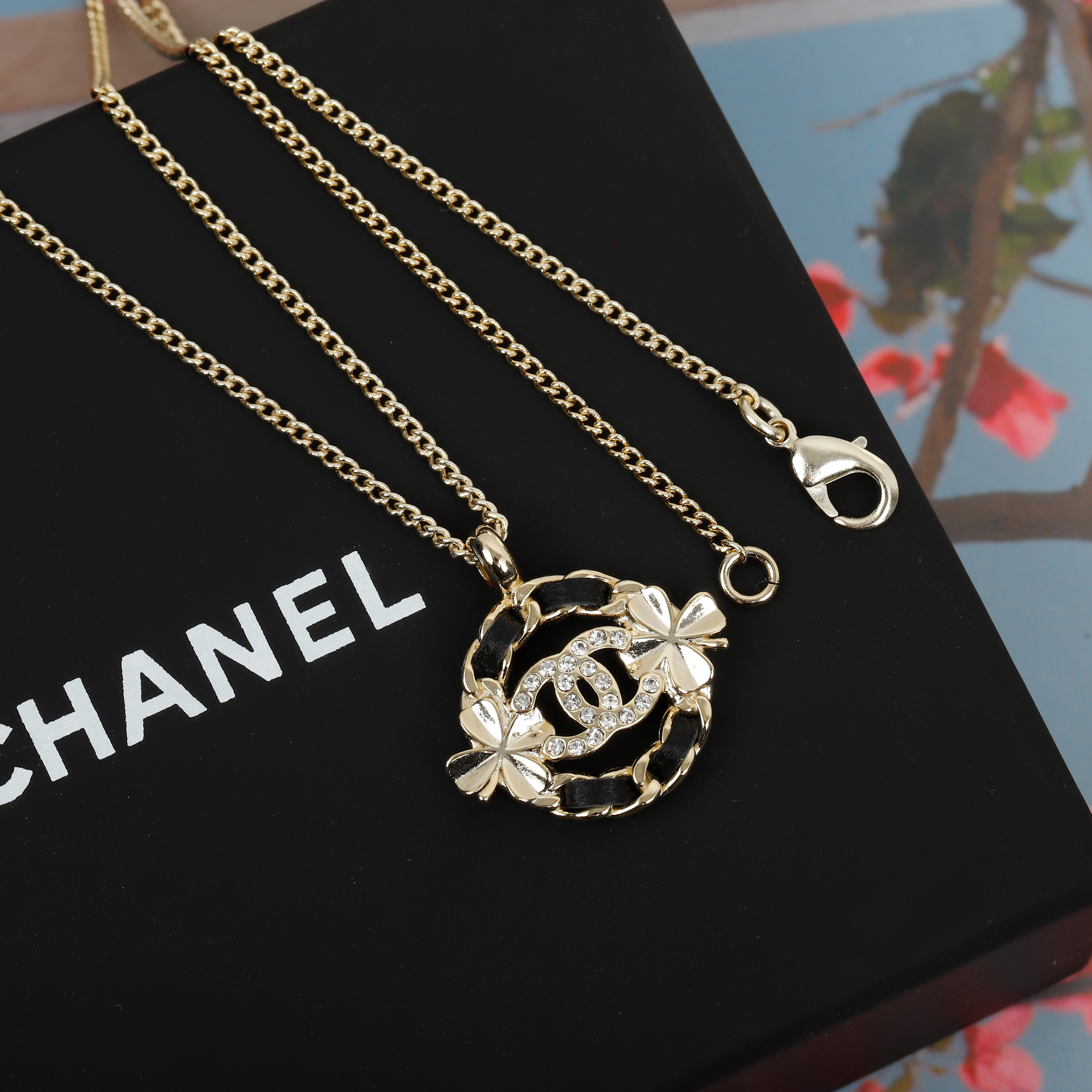 [TOP] CHANEL Diamond Necklace - Gold