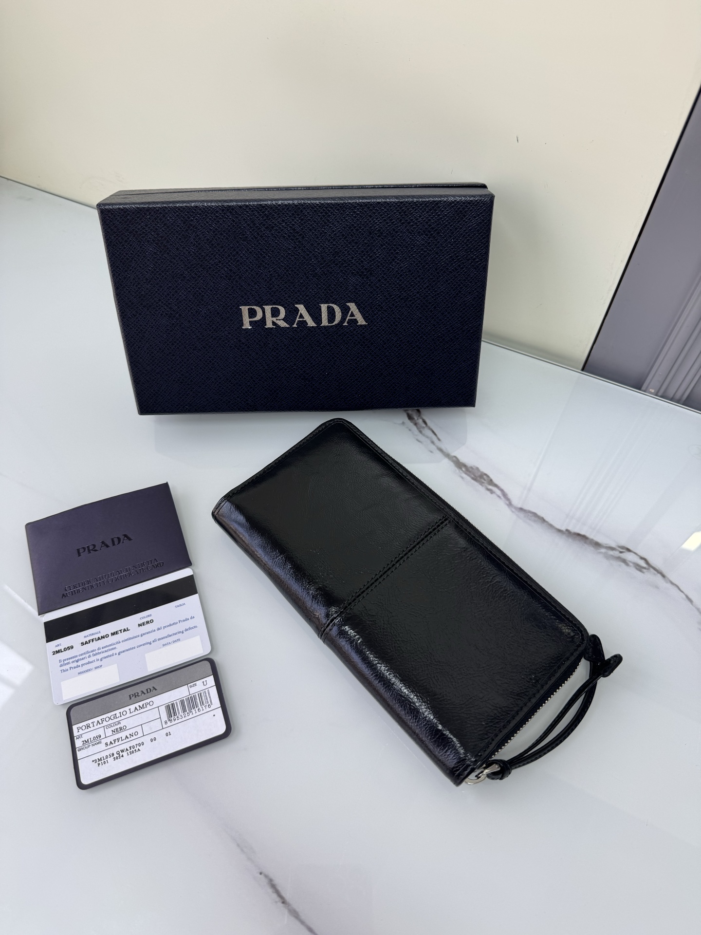 [TOP] PRADA Oil Waxed Cowhide Wallet 20cm×10.3cm - Black