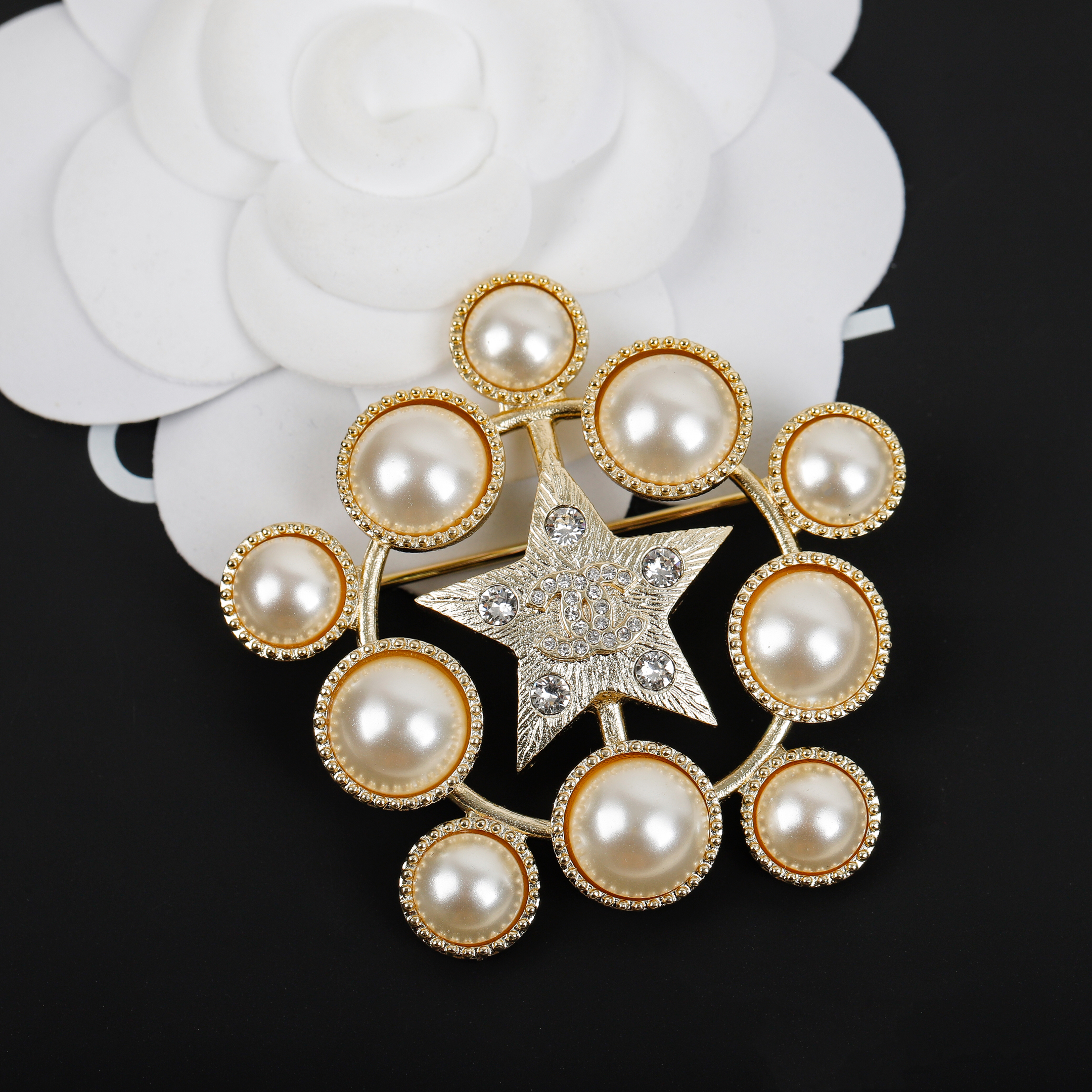 [TOP] CHANEL Pearl Brooch - Gold