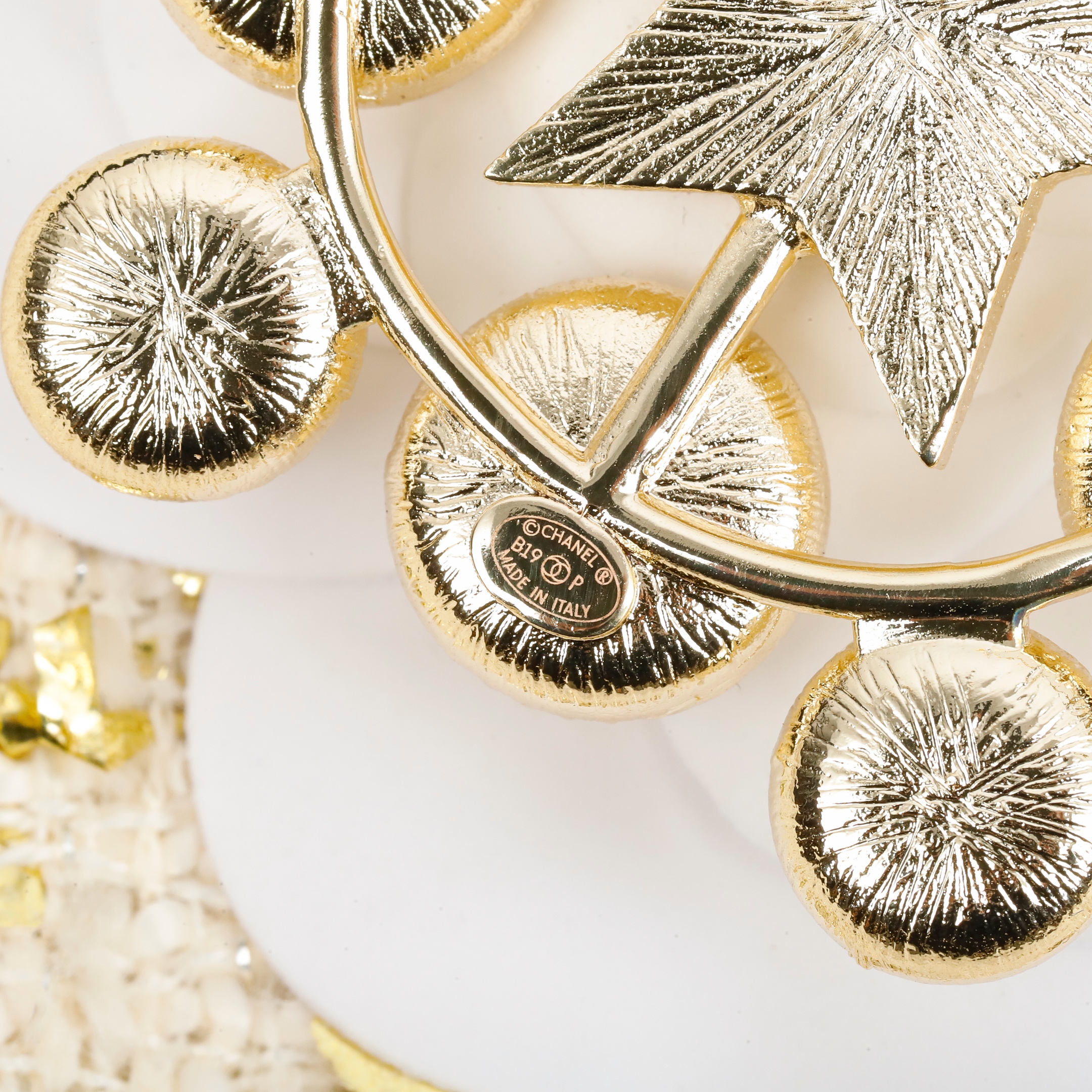 [TOP] CHANEL Pearl Brooch - Gold