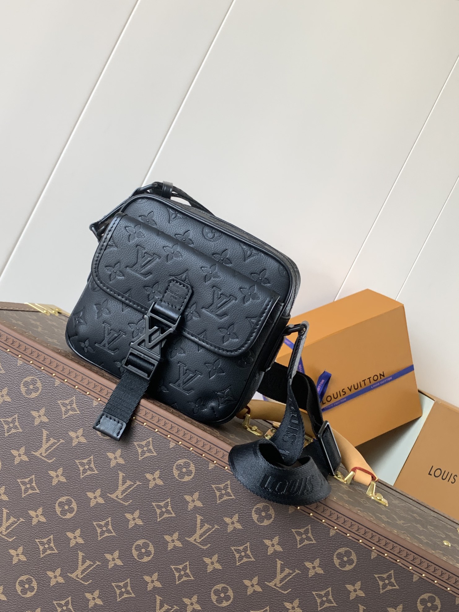 [TOP] Louis Vuitton LV Getaway Messenger Bag Monogram Embossed Taurillon Leather 19*20*6cm - Black