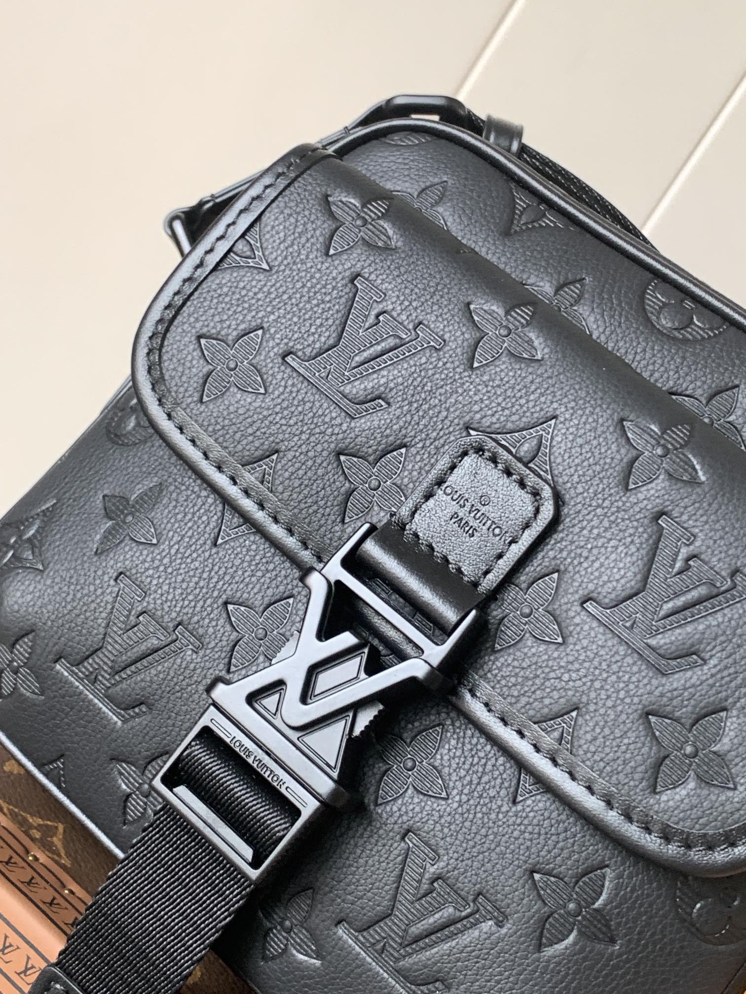 [TOP] Louis Vuitton LV Getaway Messenger Bag Monogram Embossed Taurillon Leather 19*20*6cm - Black