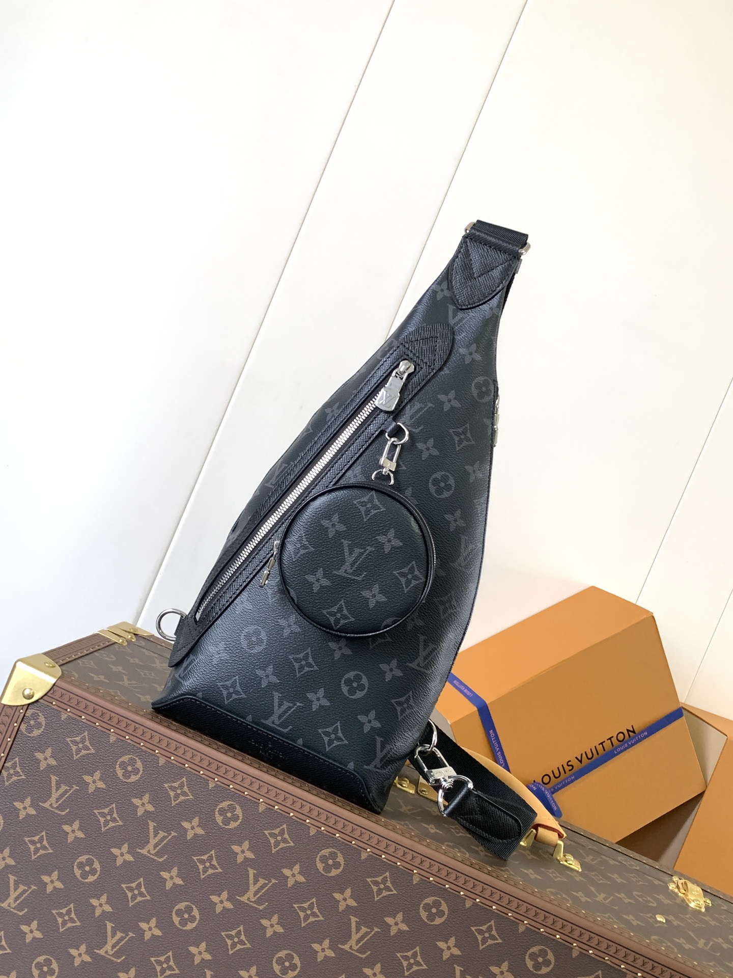 [TOP] Louis Vuitton LV Men's Duo Shoulder Bag Monogram Canvas and Taïga Calfskin Leather 20 x 42 x 6cm - Black