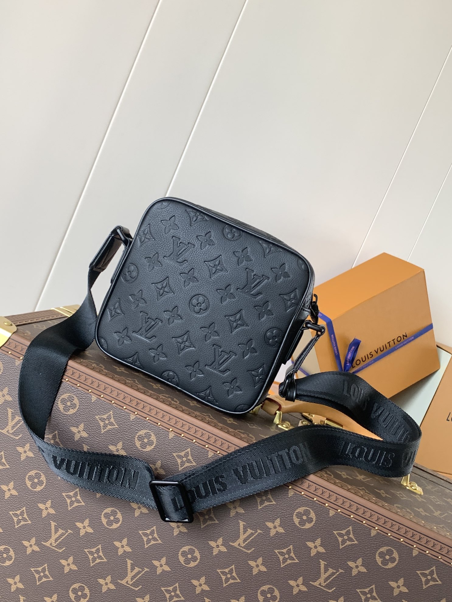 [TOP] Louis Vuitton LV Getaway Messenger Bag Monogram Embossed Taurillon Leather 19*20*6cm - Black