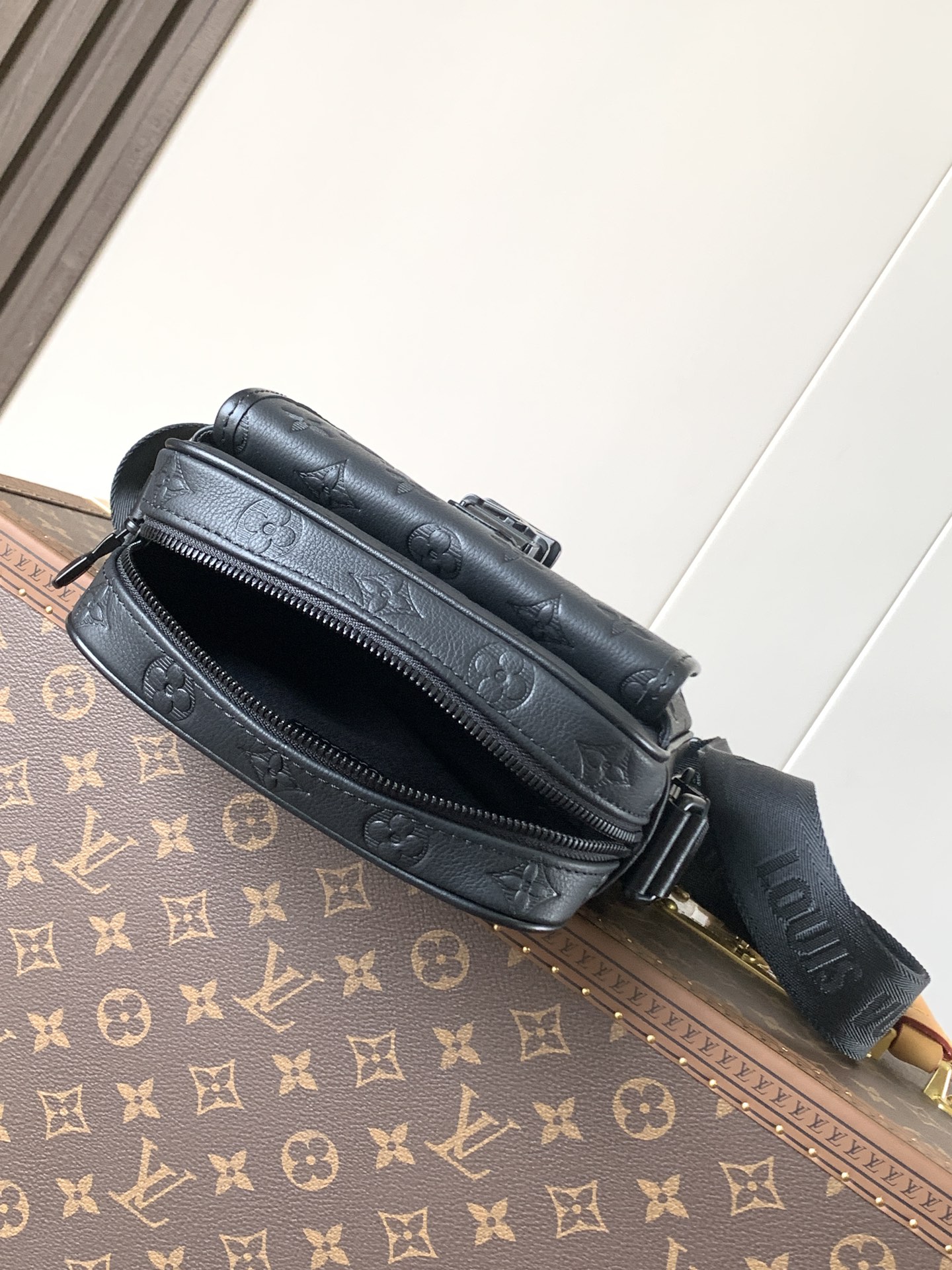 [TOP] Louis Vuitton LV Getaway Messenger Bag Monogram Embossed Taurillon Leather 19*20*6cm - Black