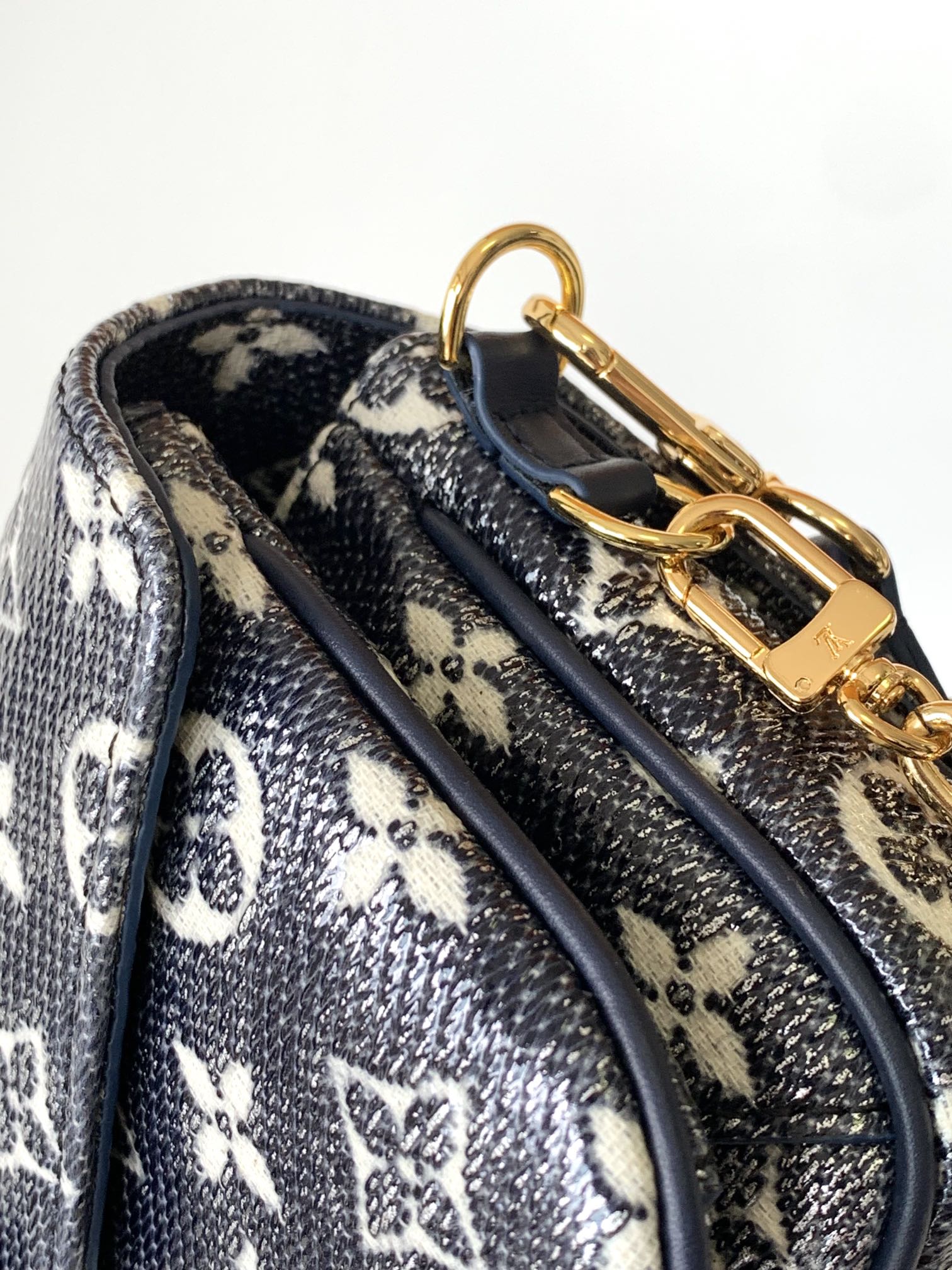 [TOP] Louis Vuitton LV Pochette Métis East West Bag Monoglam Canvas 21.5 x 6 x 13.5cm - Dark Blue