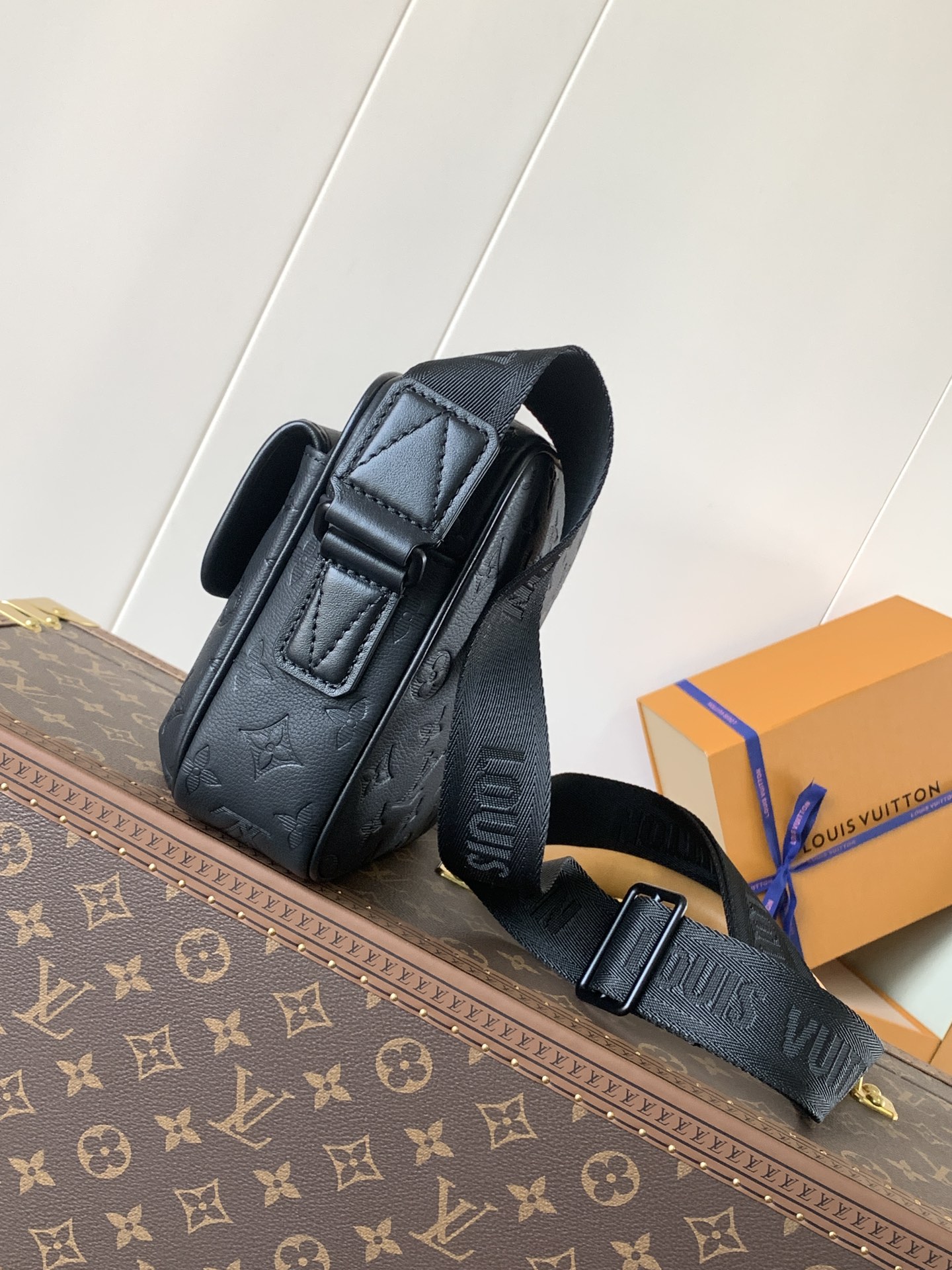 [TOP] Louis Vuitton LV Getaway Messenger Bag Monogram Embossed Taurillon Leather 19*20*6cm - Black