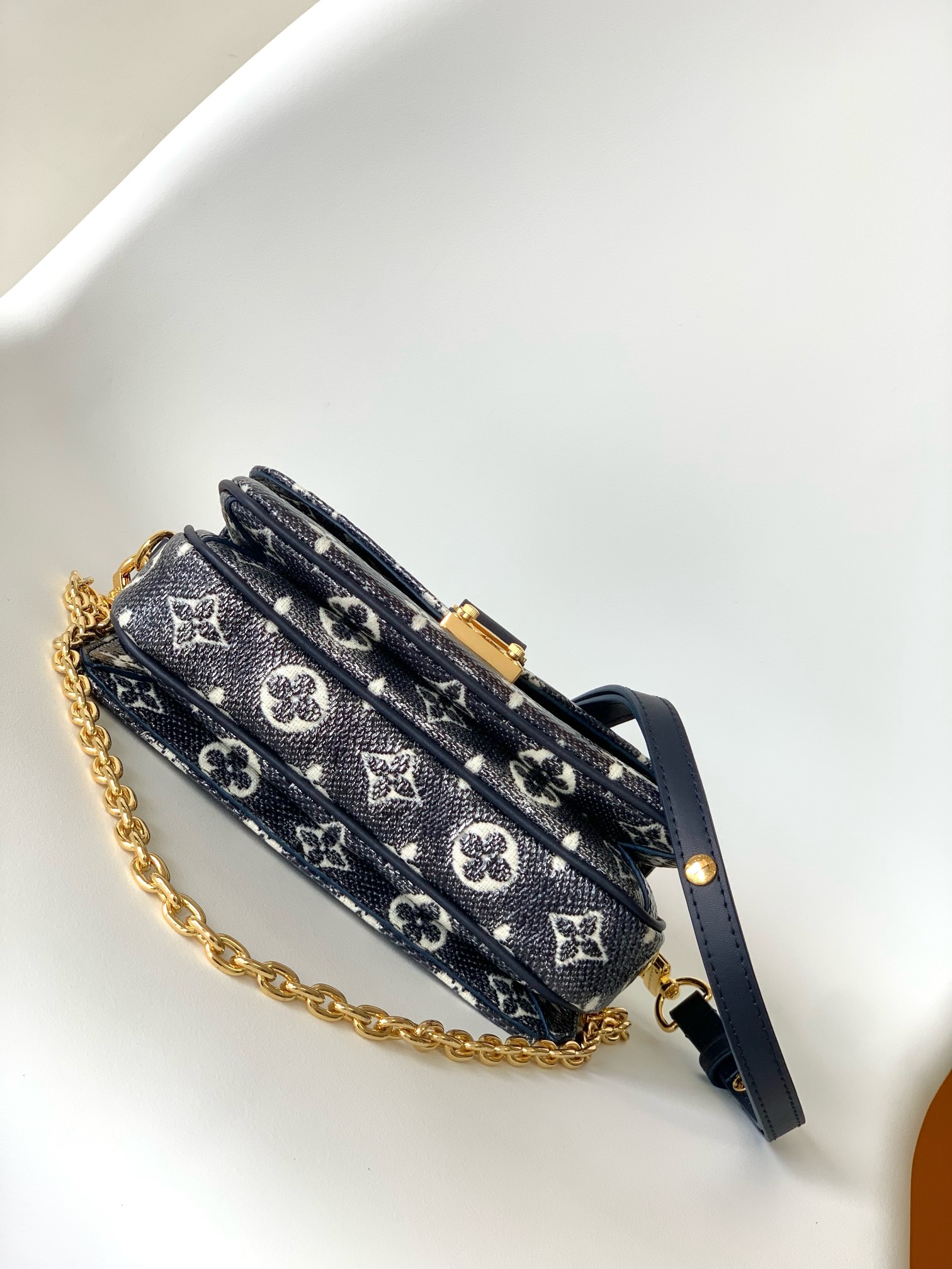 [TOP] Louis Vuitton LV Pochette Métis East West Bag Monoglam Canvas 21.5 x 6 x 13.5cm - Dark Blue