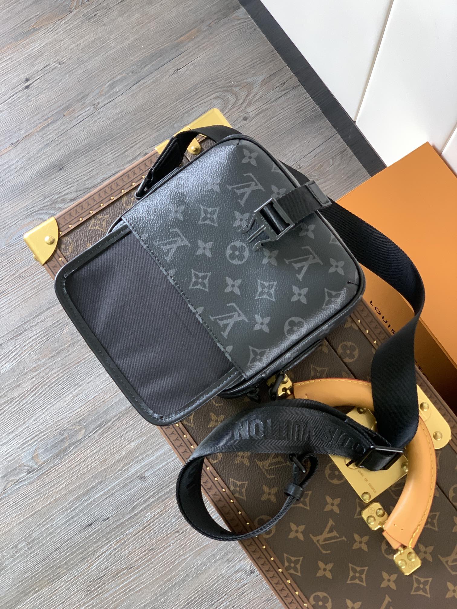 [TOP] Louis Vuitton LV Getaway Messenger Bag Monogram Eclipse Canvas 19*20*6cm - Black