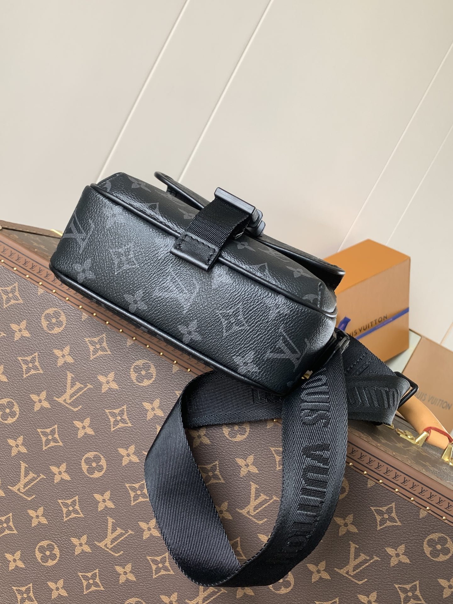 [TOP] Louis Vuitton LV Getaway Messenger Bag Monogram Eclipse Canvas 19*20*6cm - Black