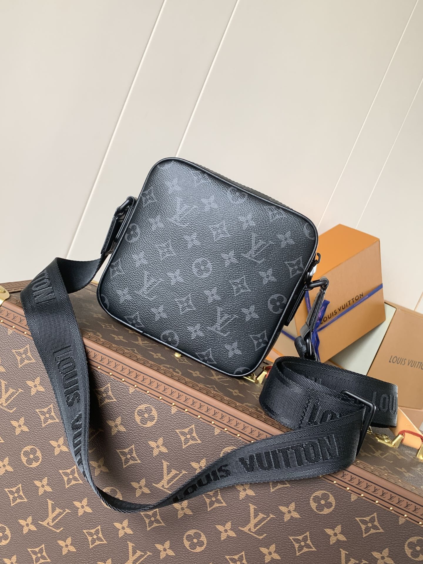 [TOP] Louis Vuitton LV Getaway Messenger Bag Monogram Eclipse Canvas 19*20*6cm - Black