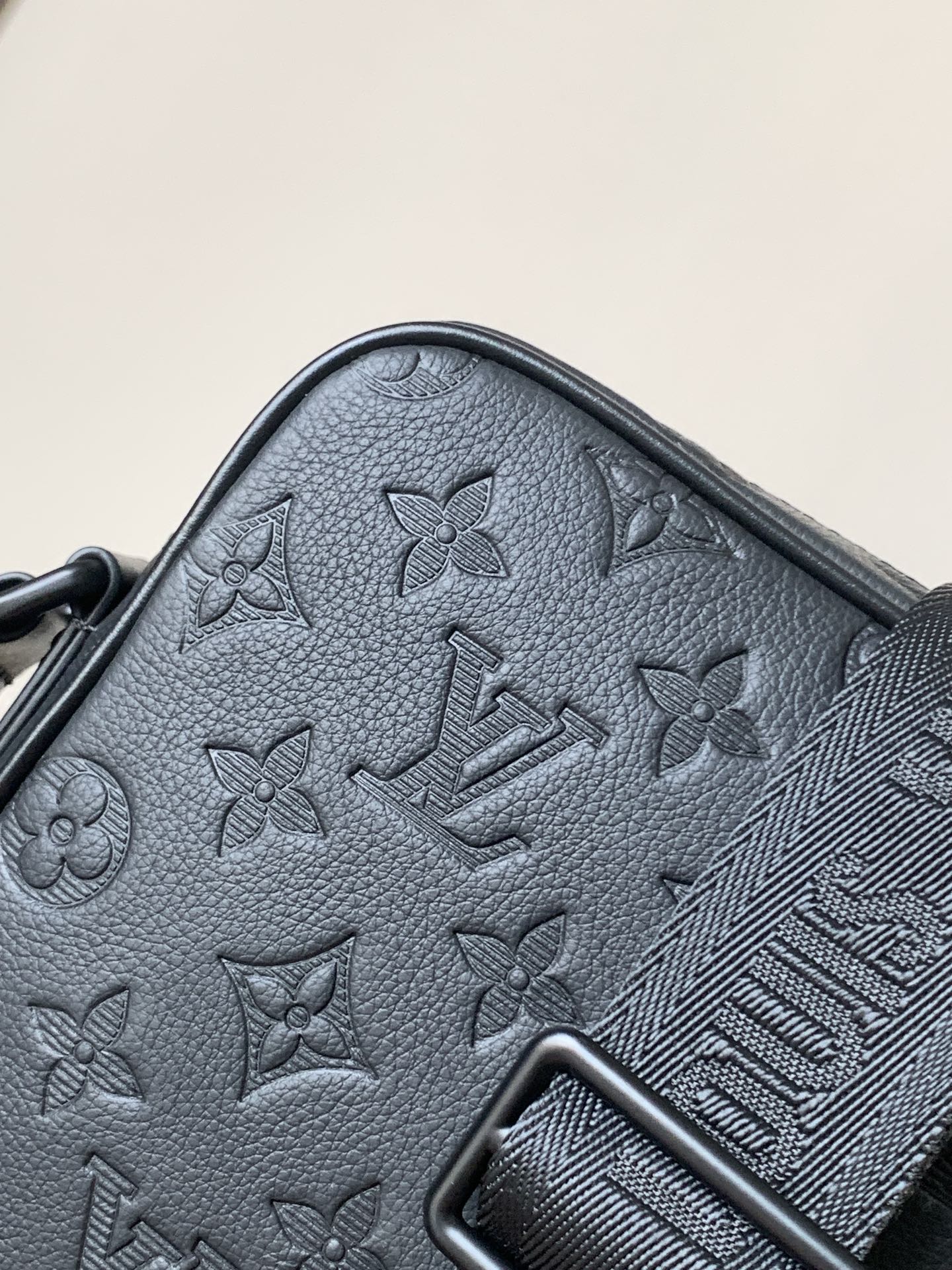 [TOP] Louis Vuitton LV Getaway Messenger Bag Monogram Embossed Taurillon Leather 19*20*6cm - Black