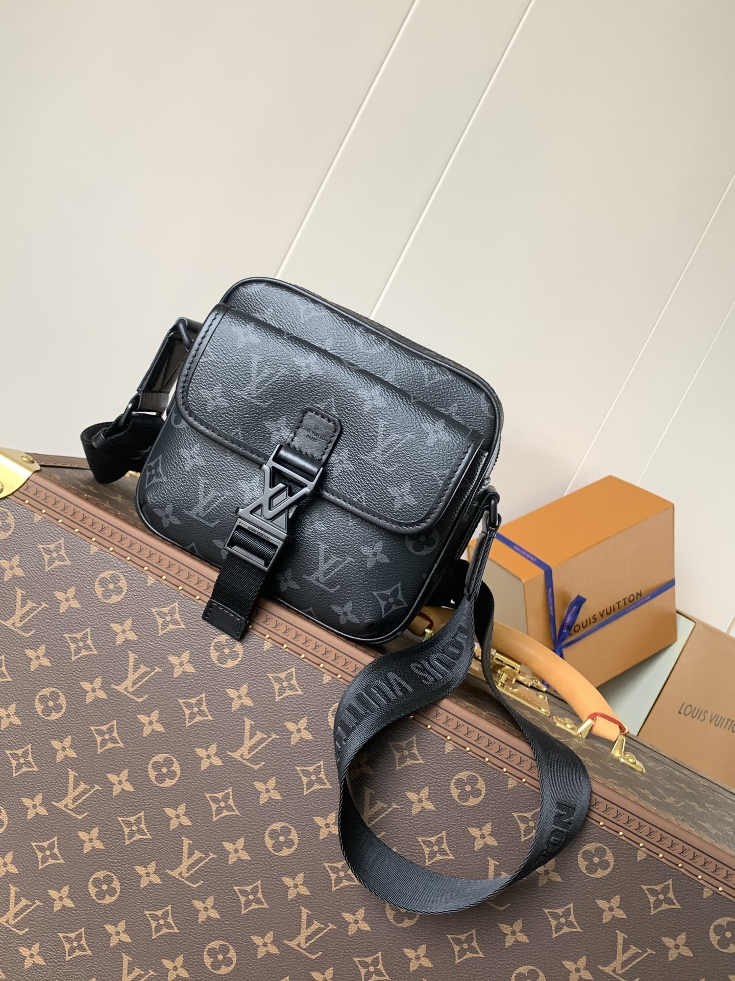 [TOP] Louis Vuitton LV Getaway Messenger Bag Monogram Eclipse Canvas 19*20*6cm - Black