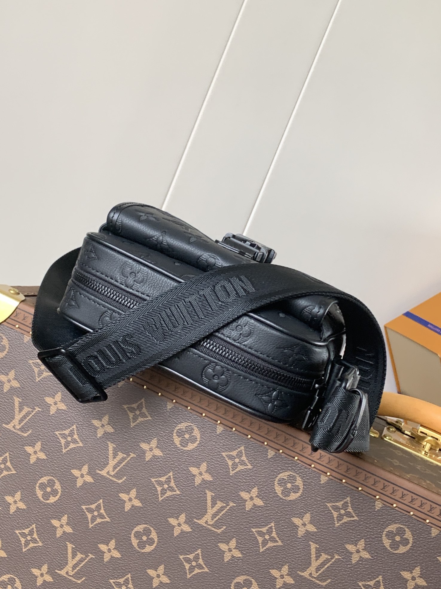 [TOP] Louis Vuitton LV Getaway Messenger Bag Monogram Embossed Taurillon Leather 19*20*6cm - Black
