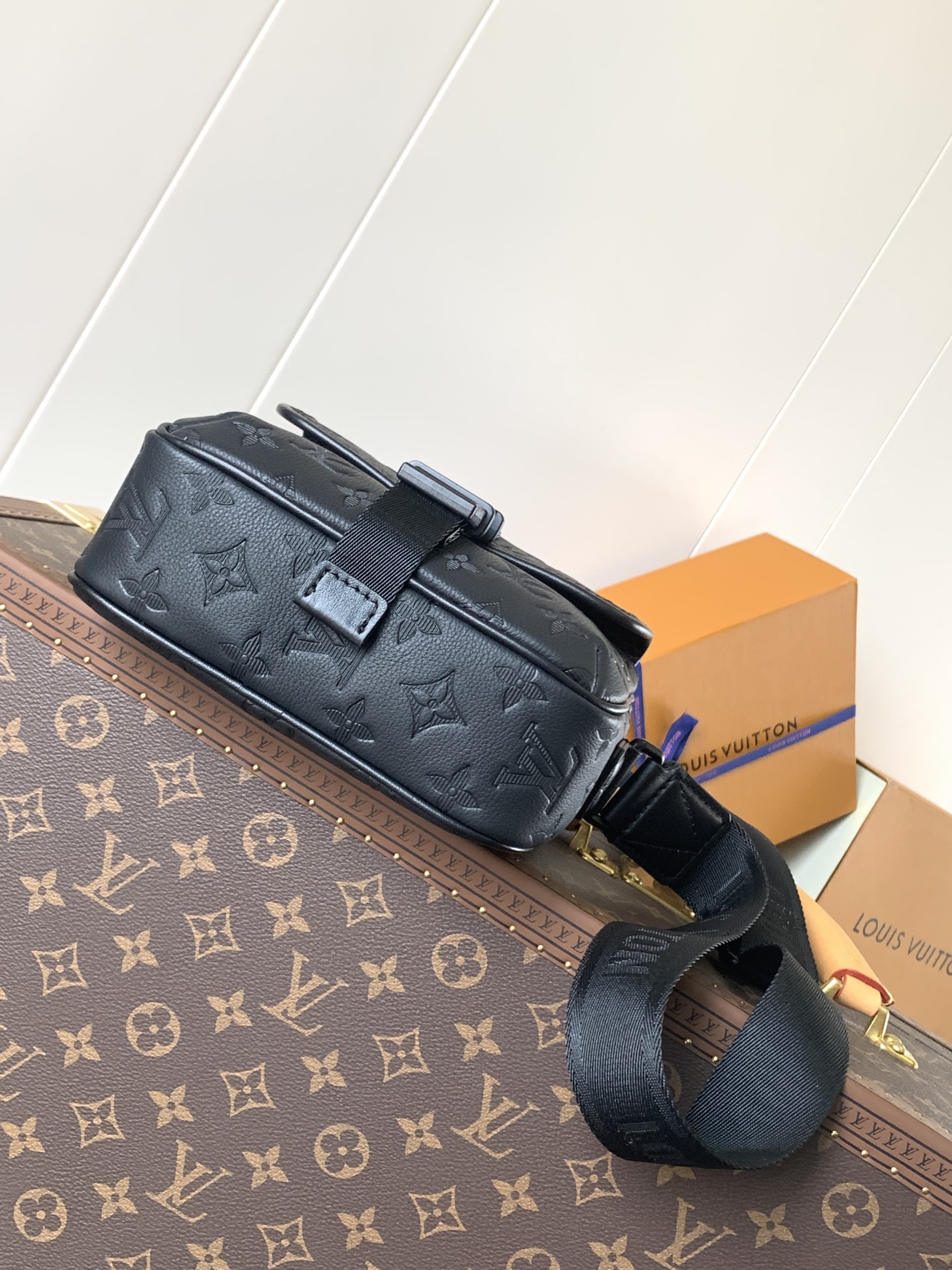 [TOP] Louis Vuitton LV Getaway Messenger Bag Monogram Embossed Taurillon Leather 19*20*6cm - Black