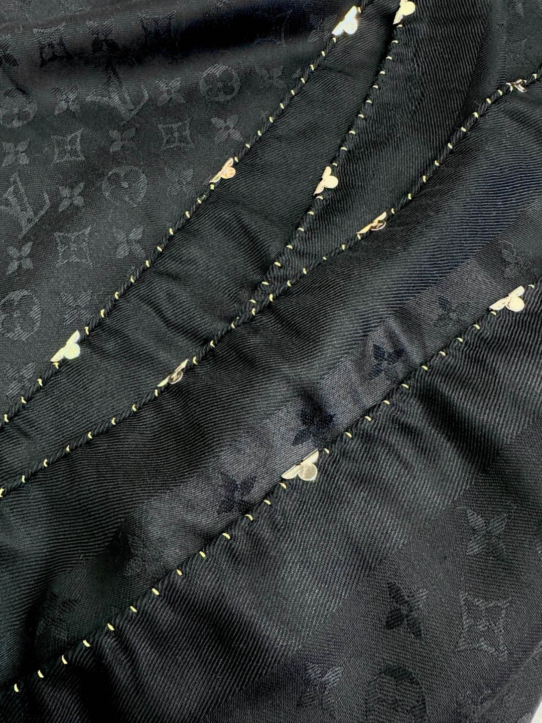 [TOP] Louis Vuitton LV Scarf with Gold Curling 140x140cm - Black