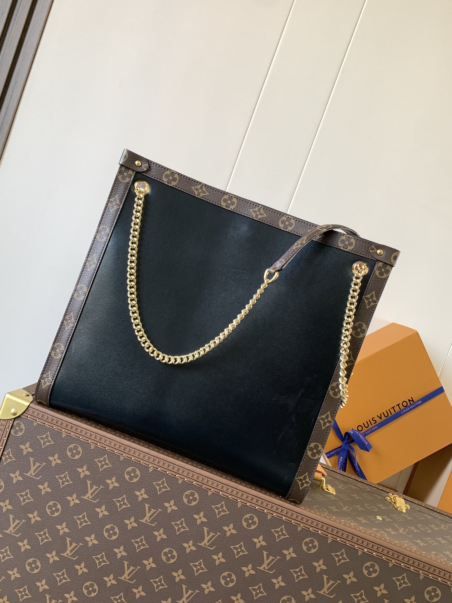 [TOP] Louis Vuitton LV Cruise Nova Bag Calfskin 36x10x37cm - Black