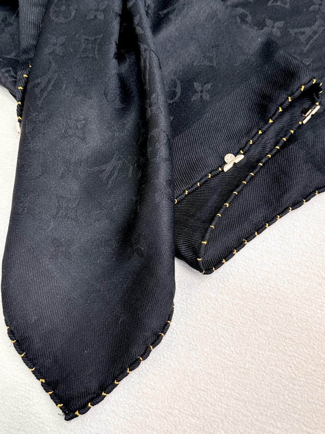[TOP] Louis Vuitton LV Scarf with Gold Curling 140x140cm - Black