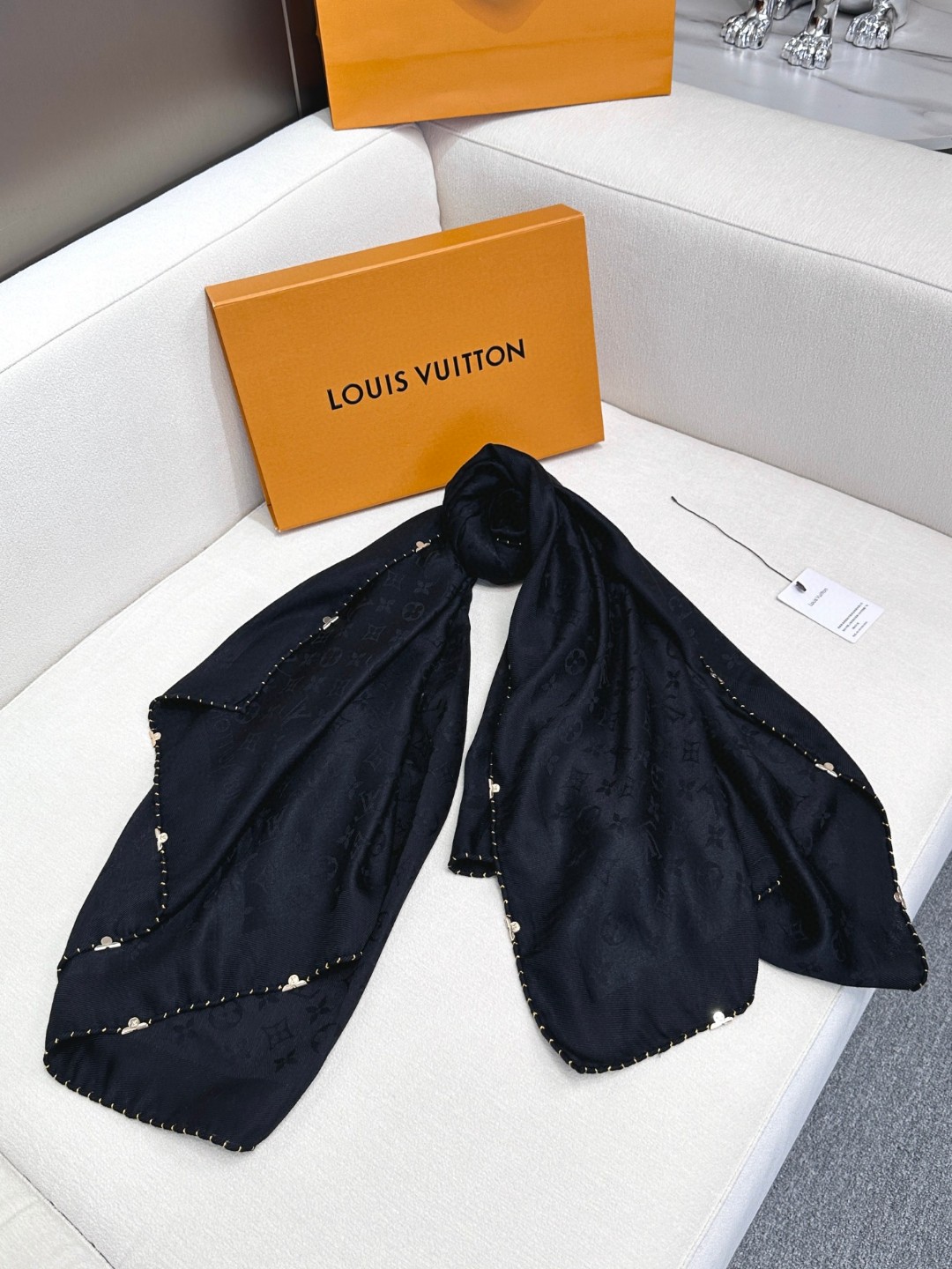 [TOP] Louis Vuitton LV Scarf with Gold Curling 140x140cm - Black
