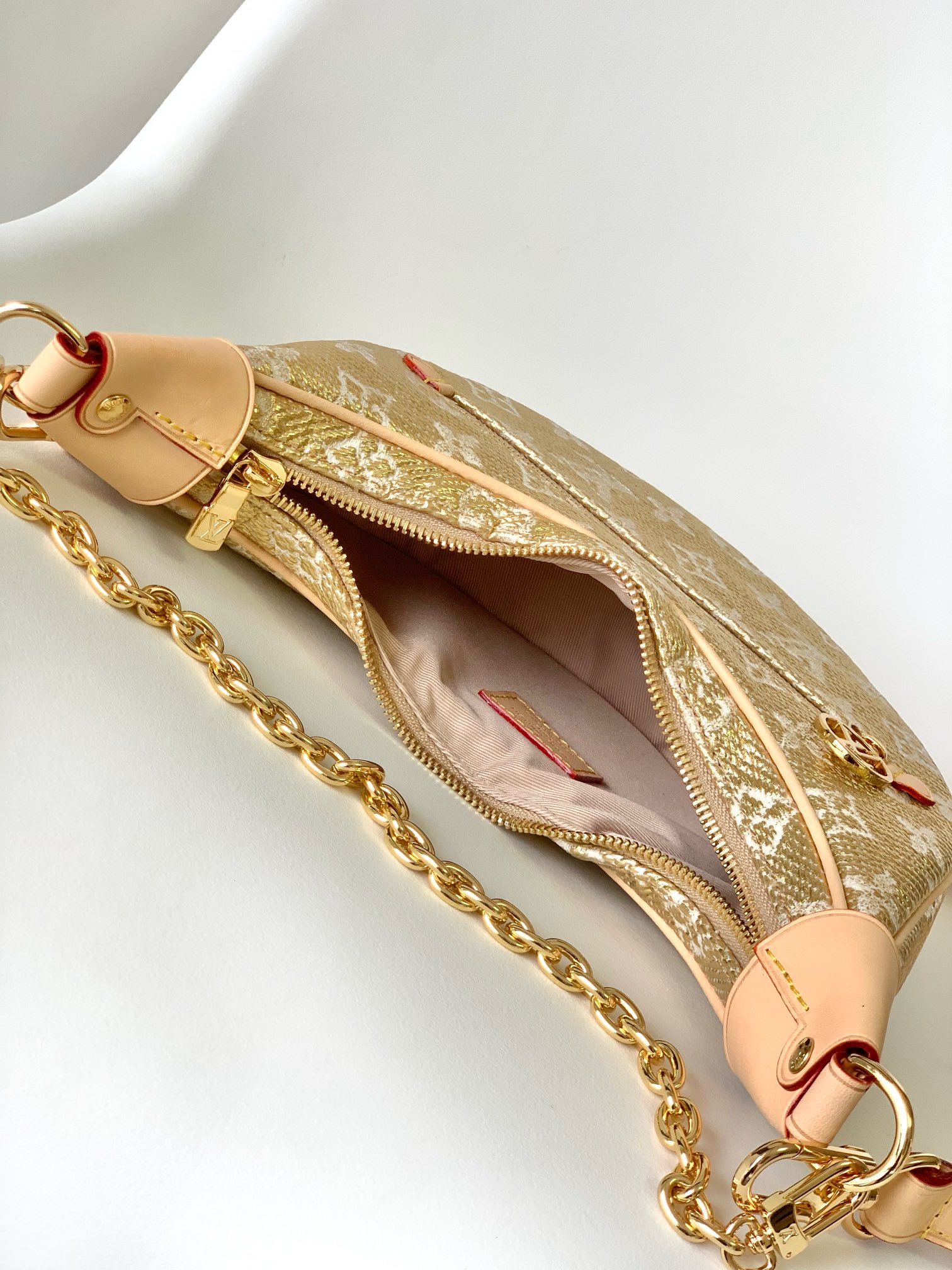 [TOP] Louis Vuitton LV Loop Bag Monogram Jacquard Canvas 23 x 13 x 6cm- Gold